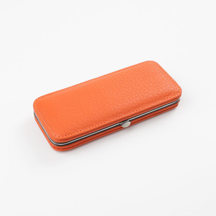 Luxuriöses, geschlossenes Maniküre-Set aus weichem Leder in leuchtendem Orange von F. Hammann. Perfekt für präzise Nagelpflege auf Reisen oder zuhause.