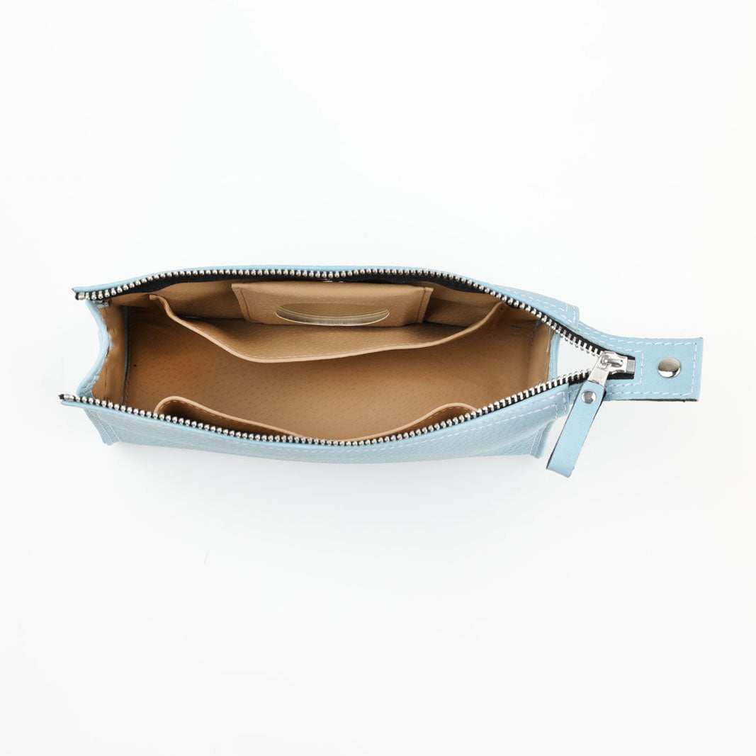 Frische Make-up Tasche aus Leder in hellblau, handgefertigt aus der Triangle Kollektion