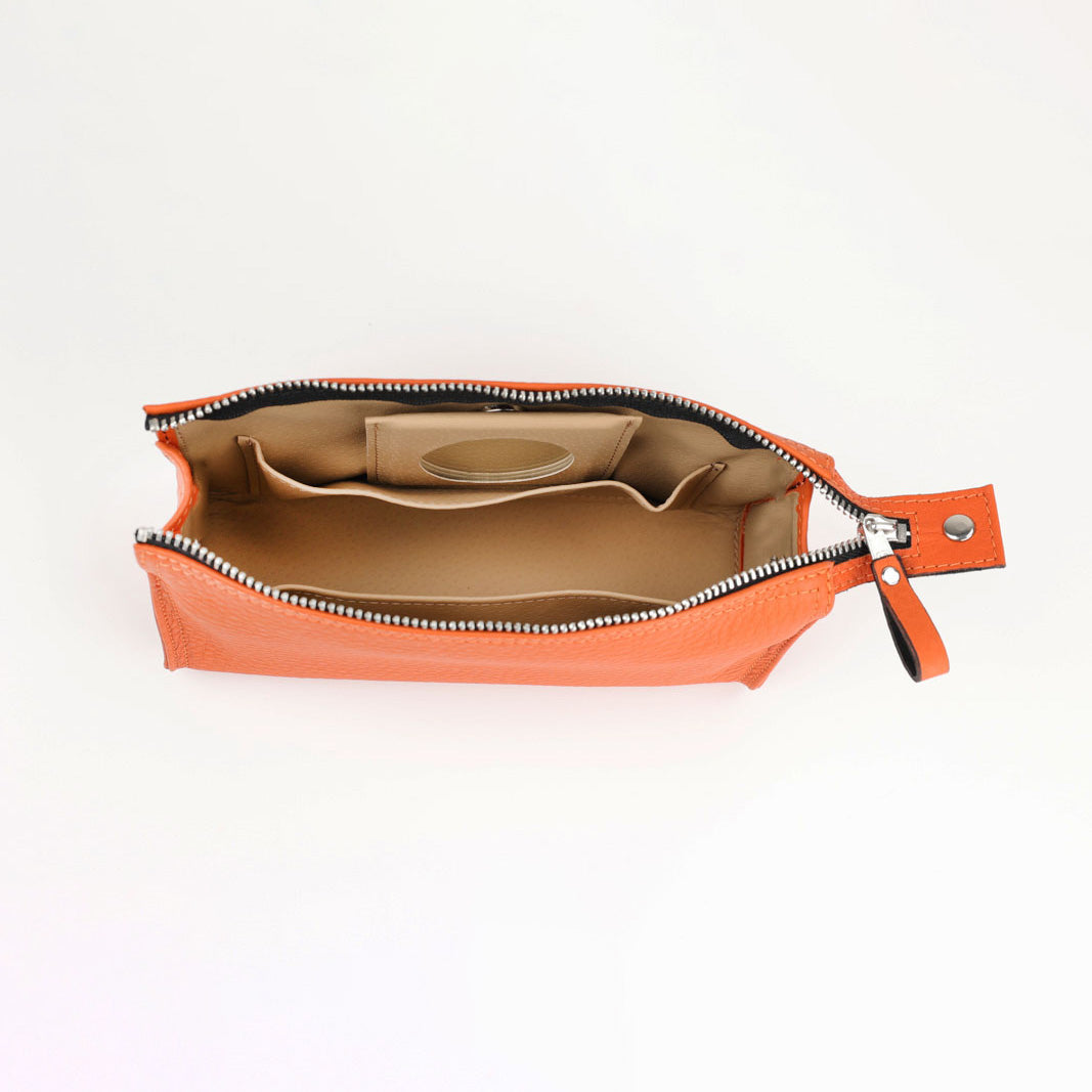 Leuchtende Schminktasche aus weichem Leder in Orange, handgefertigt in Offenbach