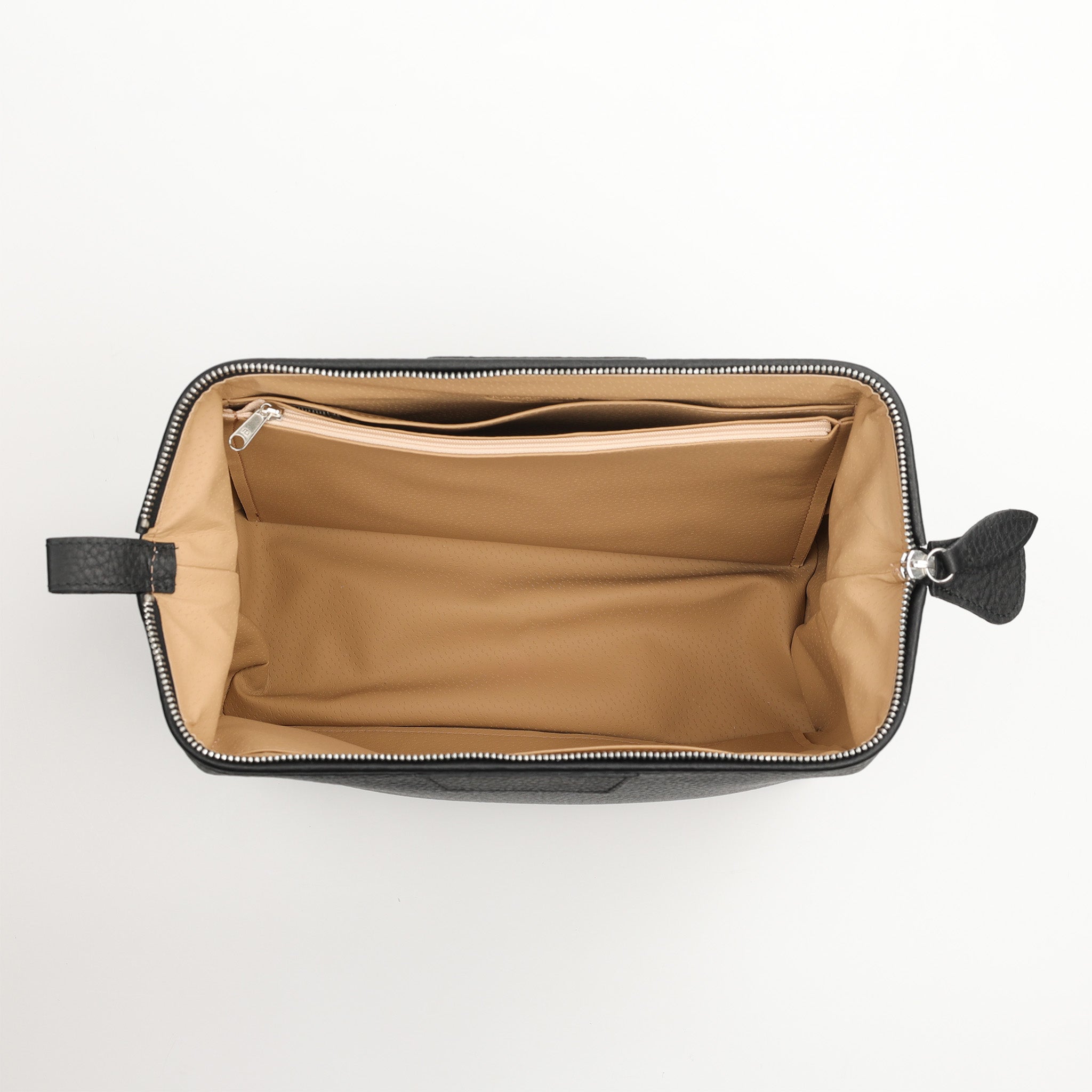 Innenleben der große Kulturtasche von Hammann in edelm schwarzen Leder-Zwei Innenfächer, unsichbare Bügelöffenung-langlebiger Reisebegleiter