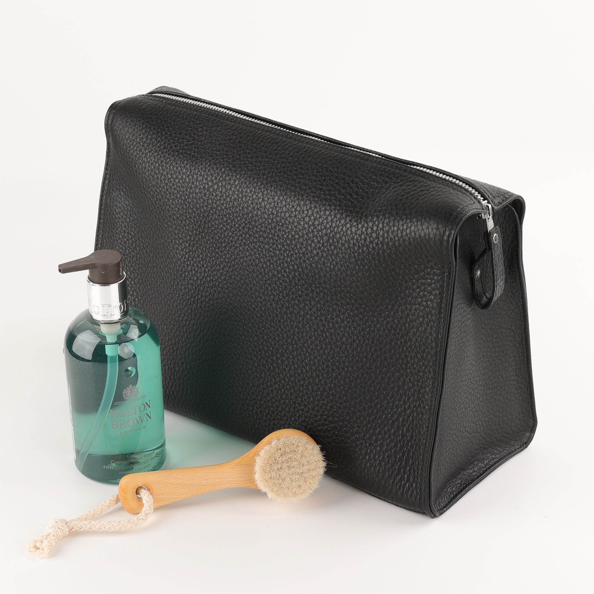 Zeitlose Leder Waschtasche in Schwarz mit Metallreißverschluss und klarer Triangle Form