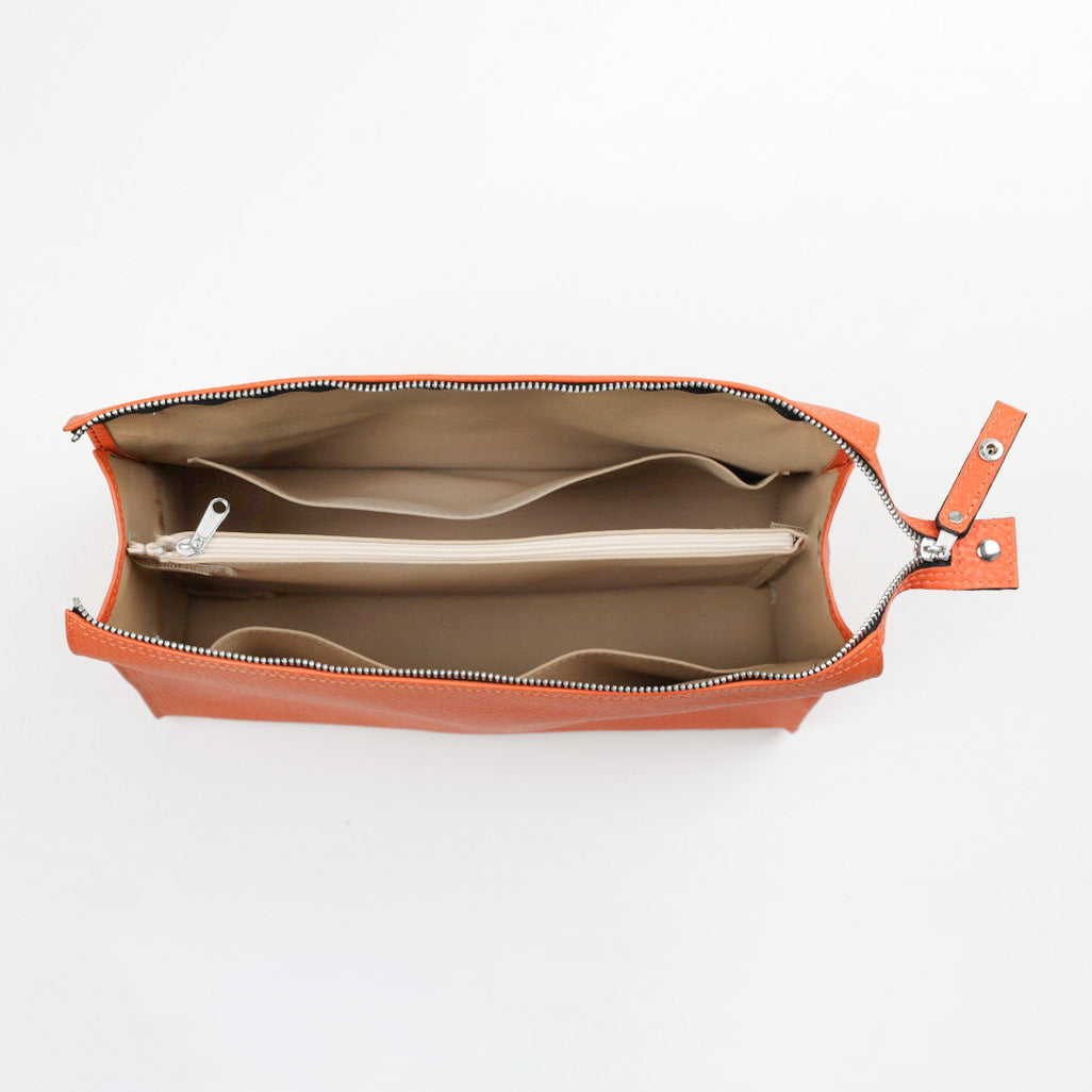 Leuchtende Leder Waschtasche in Orange aus der Triangle Kollektion von F. Hammann