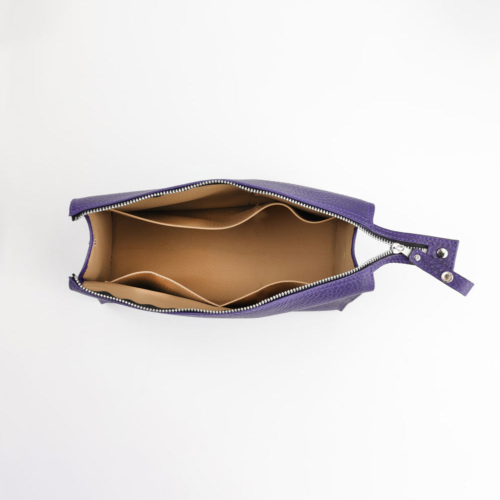 Handgefertigte Waschtasche aus Leder in Lila für Kosmetik und Reise