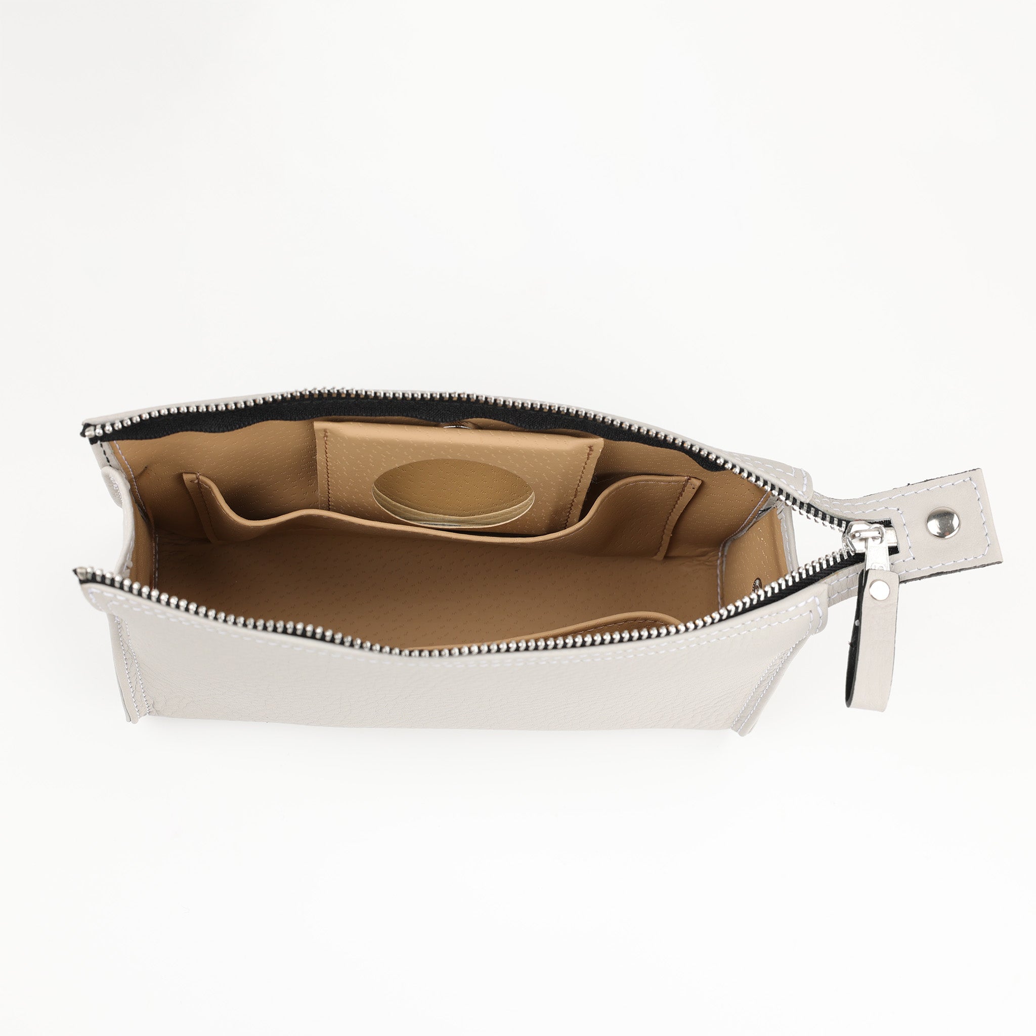 Schlichte Make-up Tasche aus weichem Kalbsleder in Zement, handgefertigt seit 1864