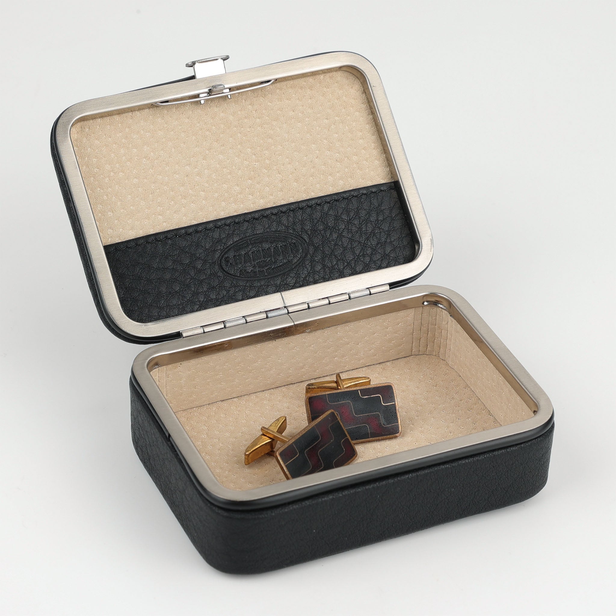 Hammann-Mini Schmuckschatulle-Leder Schwarz-geöffnete Ansicht mit Manschettenknöpfen
