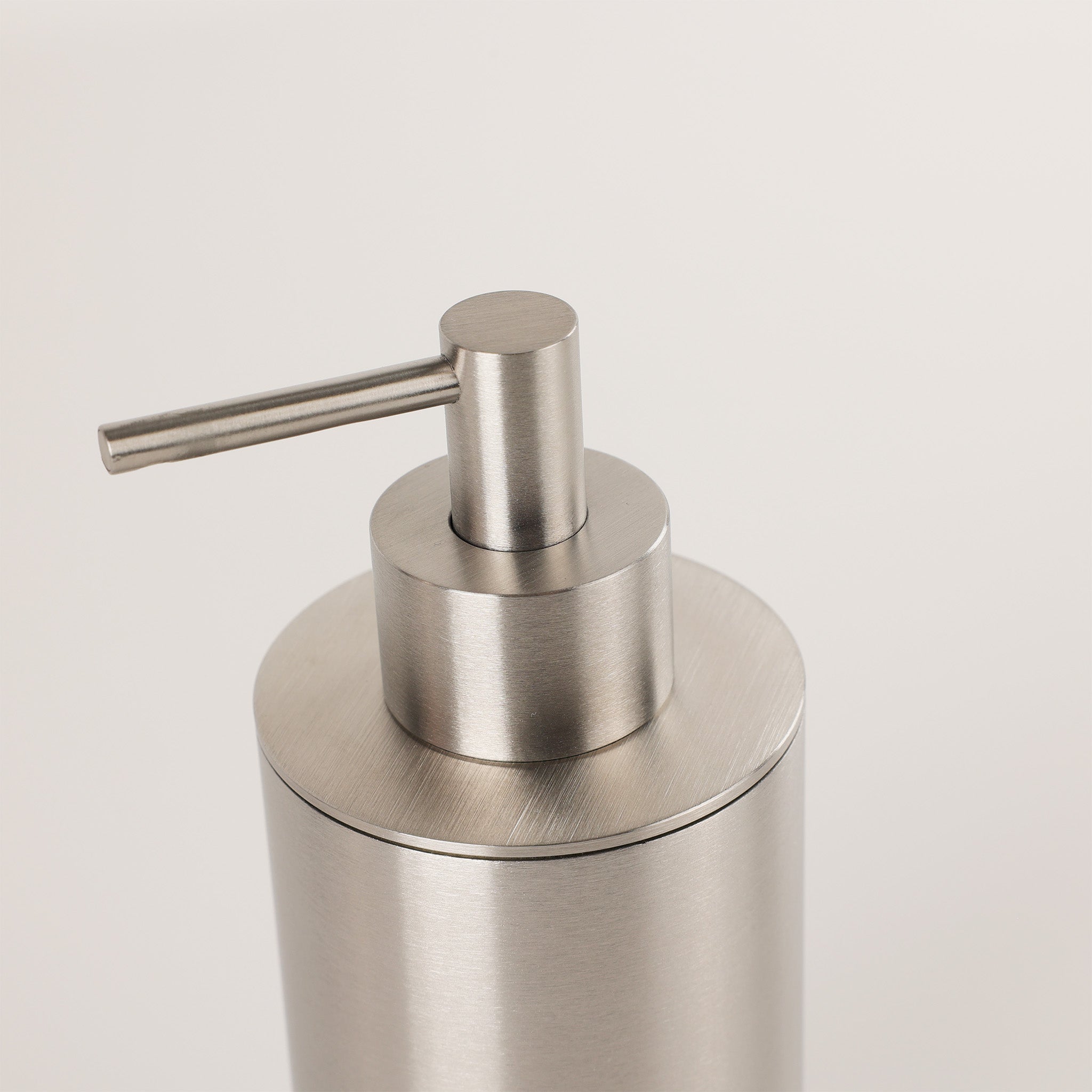 Hochwertiger Standseifenspender in gebürstetem Edelstahl, gefertigt aus massivem Messing, ideal für stilvolle Badezimmer, Fantini Young Kollektion
