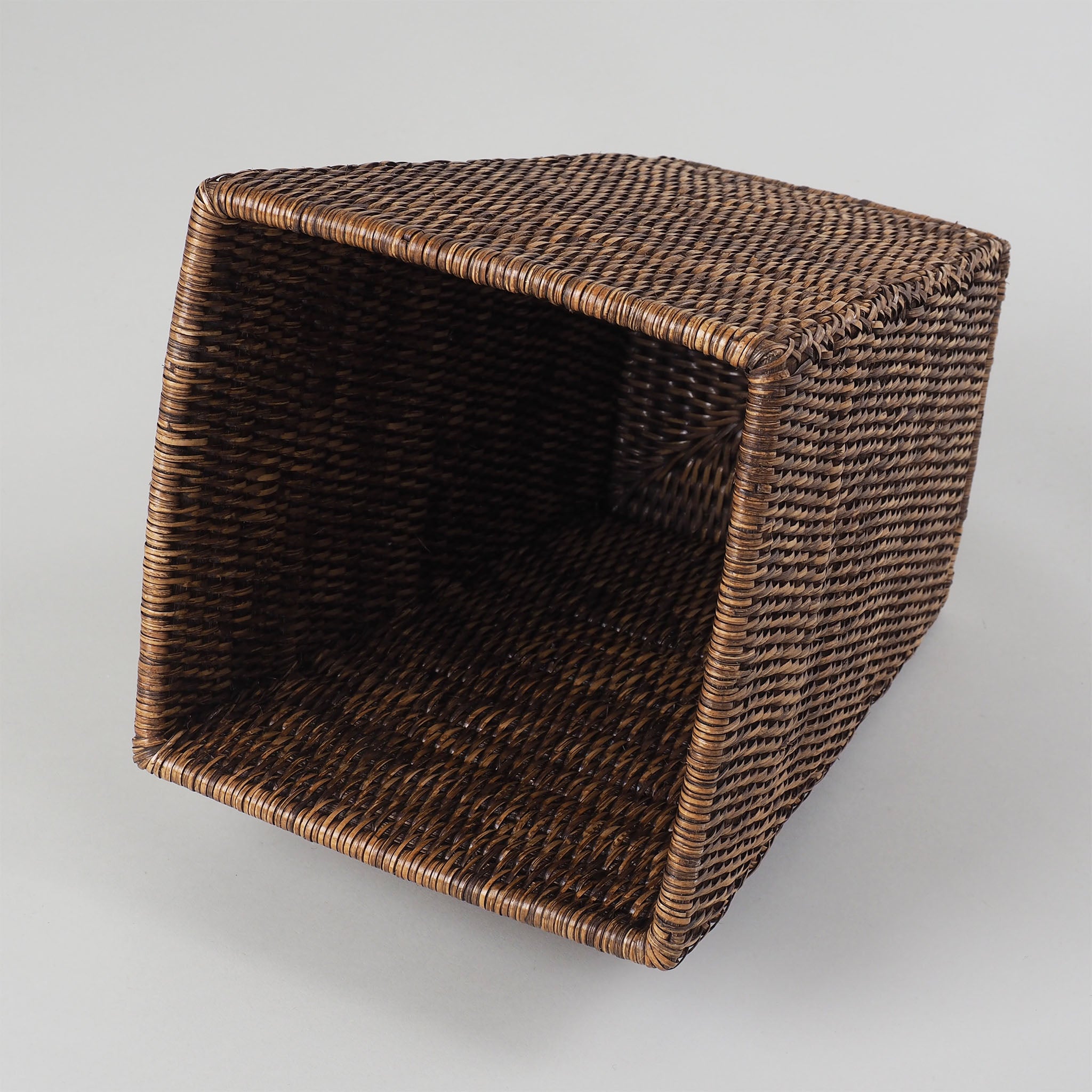 Moderner Korb in dunklem Rattan-Design, ideal für Aufbewahrung und Dekoration, handgefertigt, Decor Walther Basket, dasfeinebad
