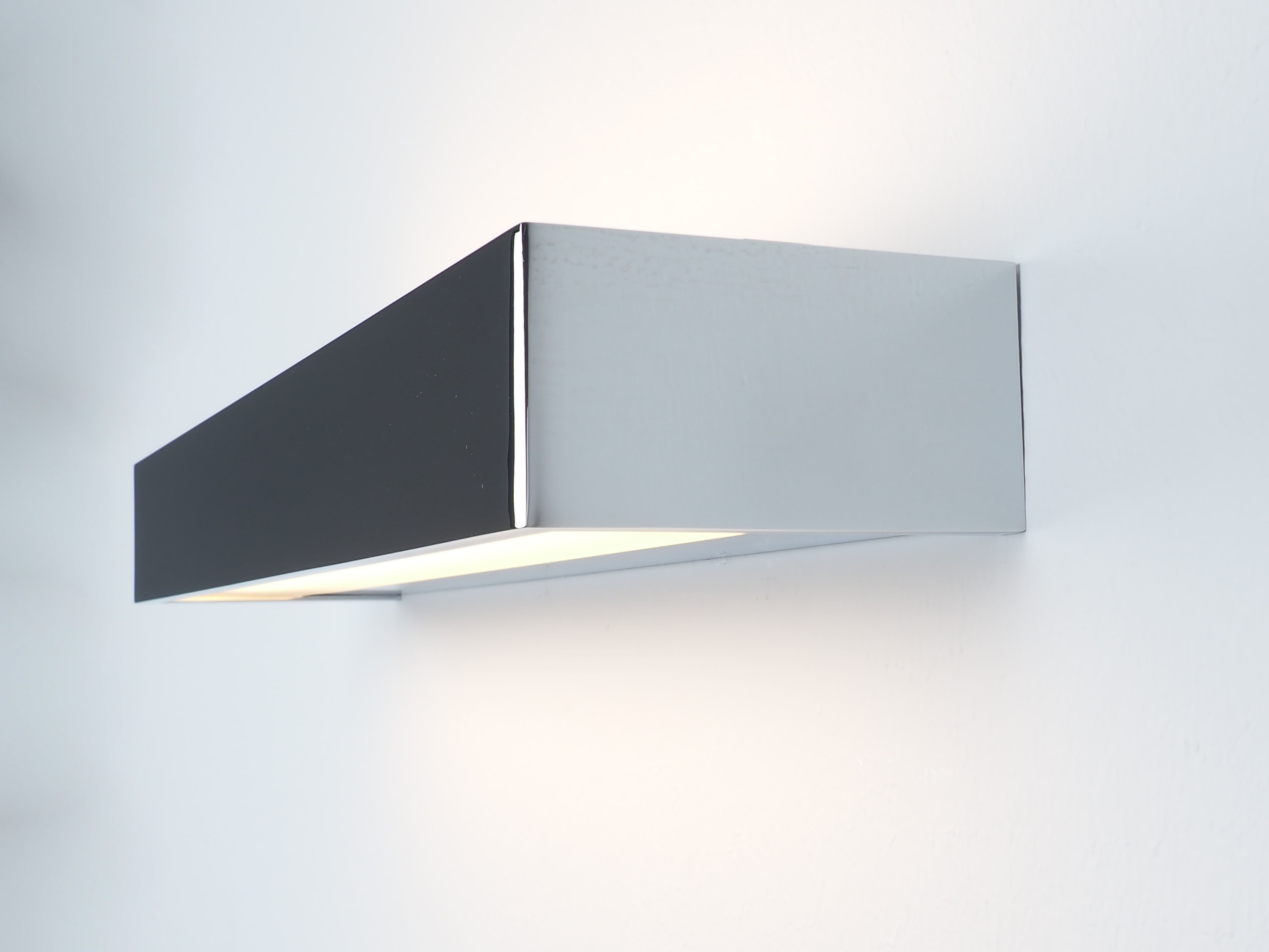 Entdecken Sie bei dasfeinebad die Decor Walther Box 40 Chrom Badlampe – ein Highlight für jedes Bad mit ihrem klaren, zeitlosen Design.