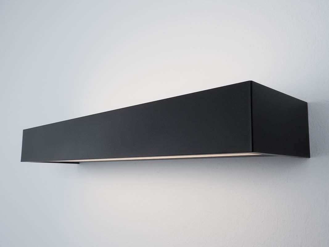 Kaufen Sie die Decor Walther Box 40 in Schwarz matt für ein Badezimmer, das Stil und Funktionalität mit bei dasfeinebad gefundenen Beleuchtung kombiniert.