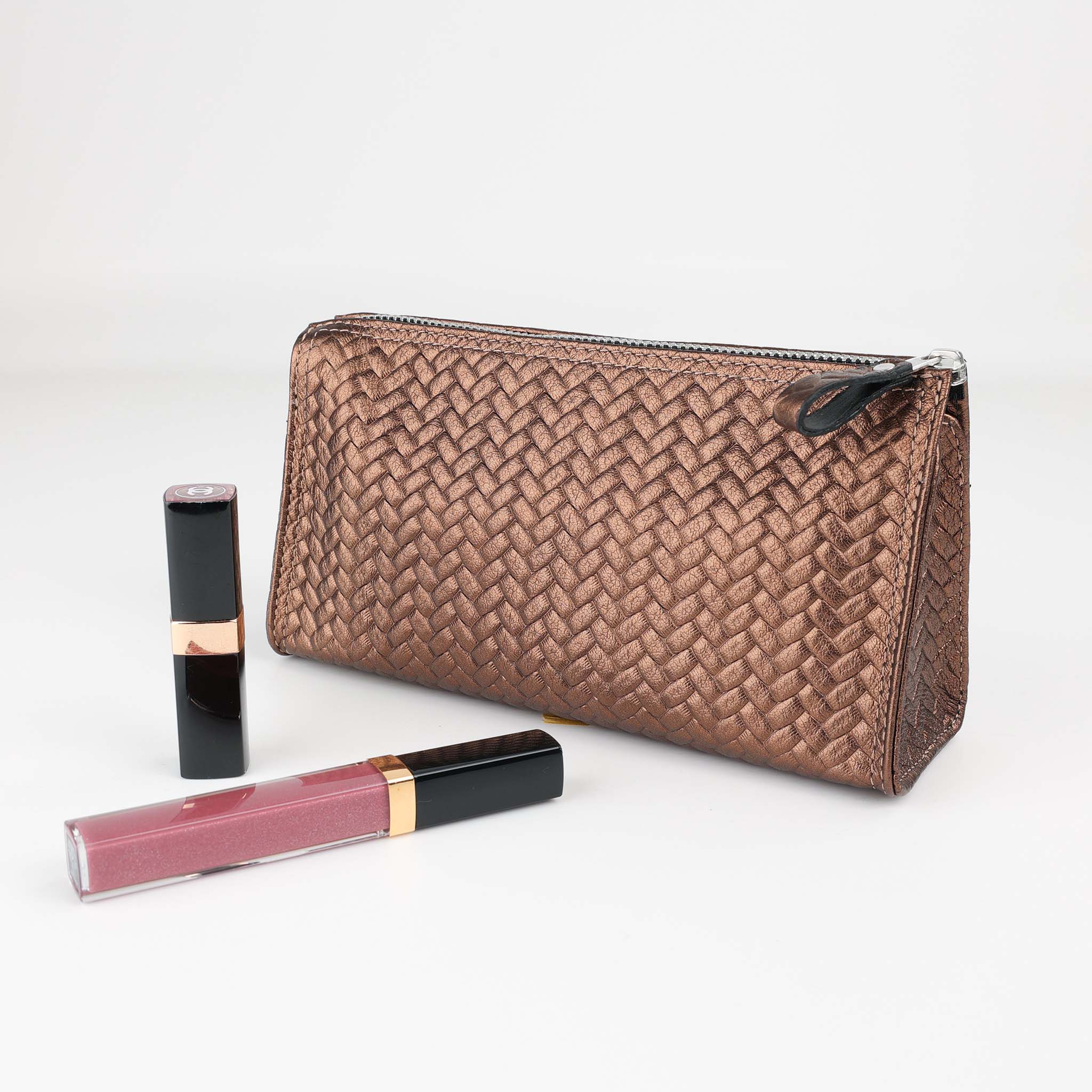 Zeitlose Leder Waschtasche in Schwarz mit Metallreißverschluss und klarer Triangle Form