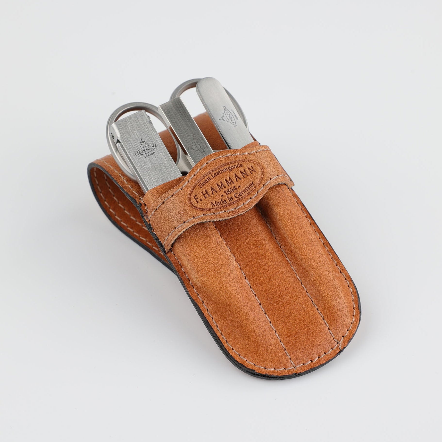 Handgefertigtes Maniküre-Set aus Coxorange Stierleder von F. Hammann, mit Nagelschere, Pinzette, Nagelknipser und Feile, dasfeinebad