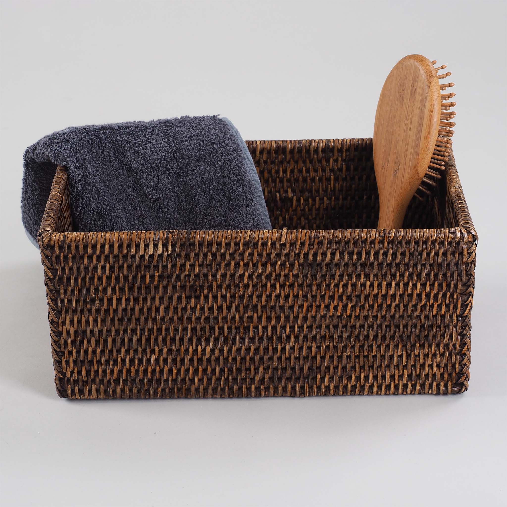 Rechteckige Aufbewahrungsbox in dunklem Rattan-Design, ideal als Organizer für Bad und Gäste-WC, Decor Walther Basket, dasfeinebad
