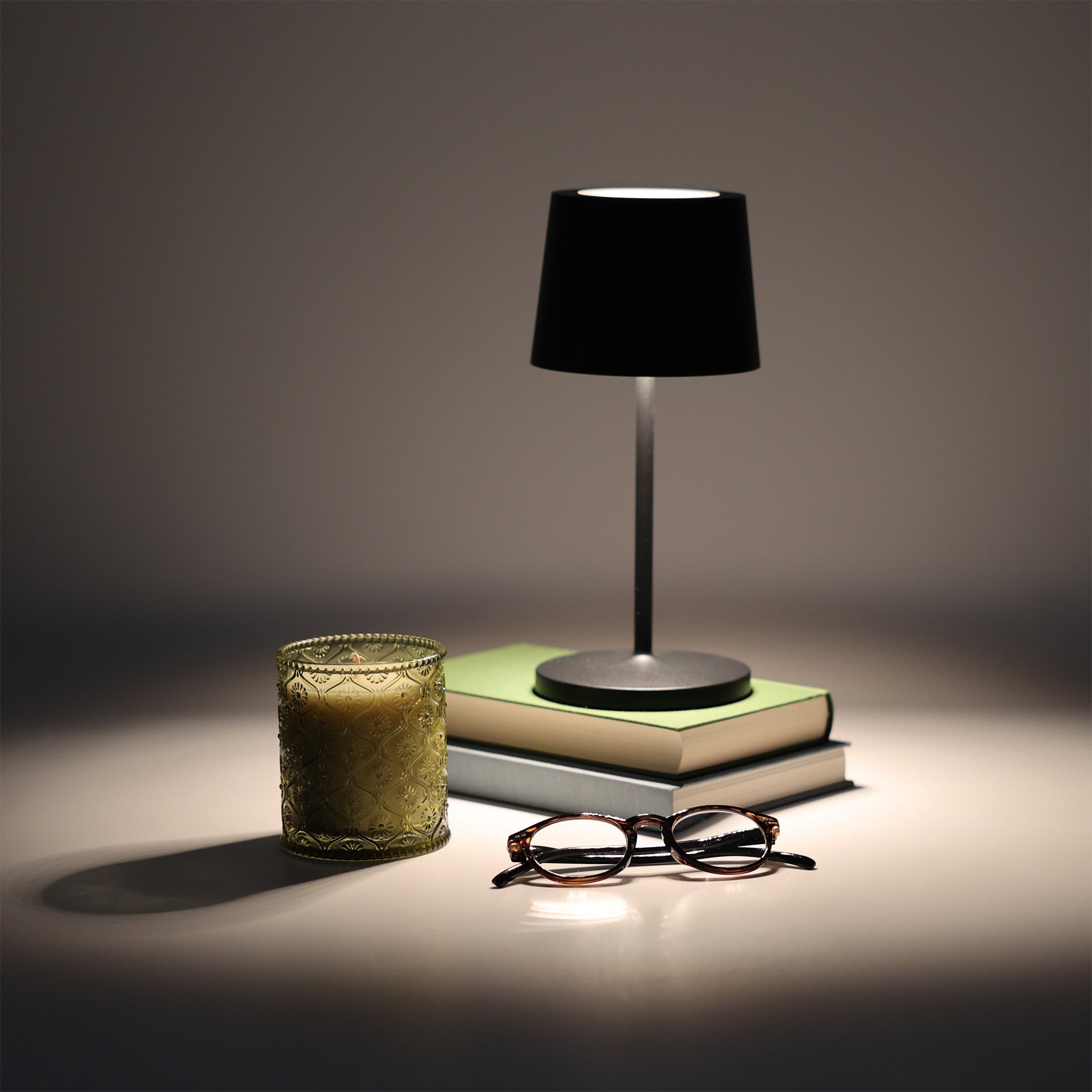 Minimalistische Tischlampe GO Mini in Schwarz matt – kabellose LED-Leuchte mit warmweißem Licht und stilvoller Ästhetik.