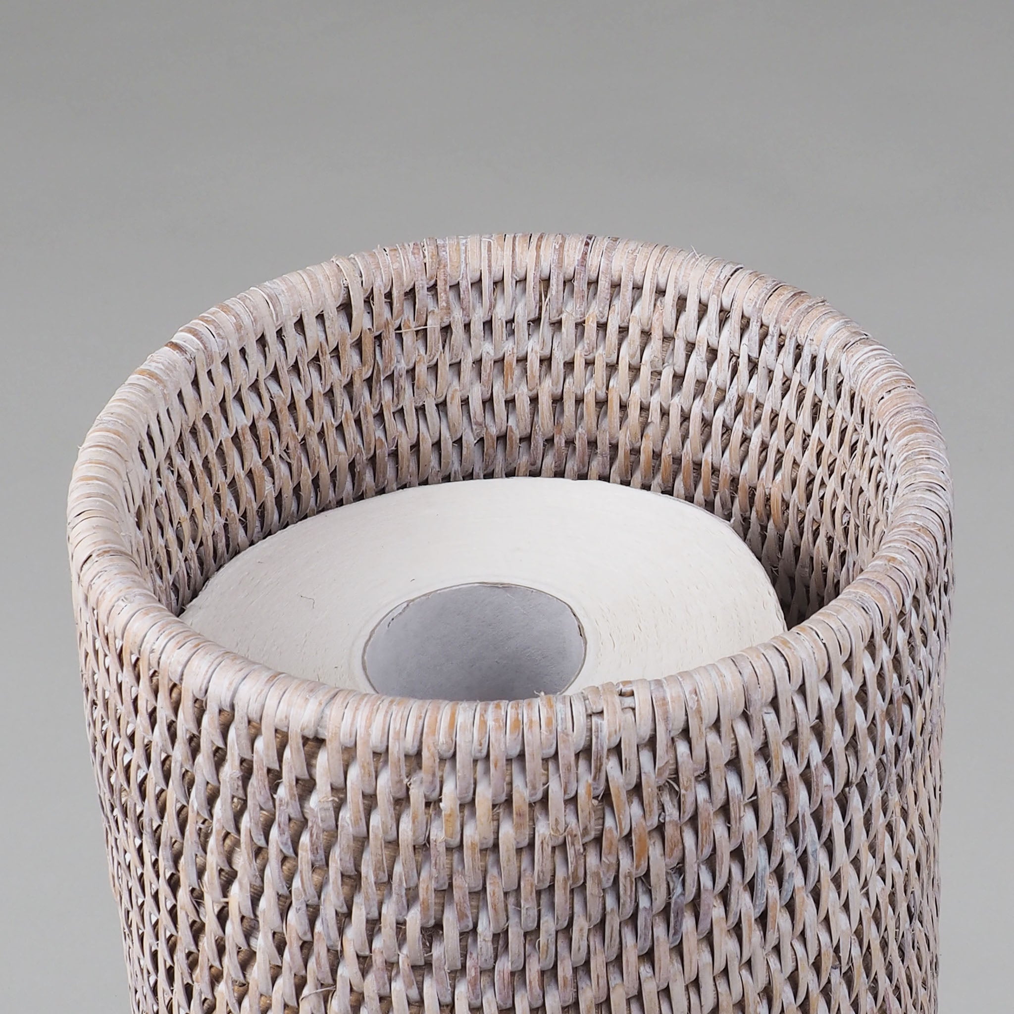 Eleganter Ersatzrollenhalter in hellem Rattan-Design, ideal für moderne Badezimmer, Decor Walther Basket, dasfeinebad
