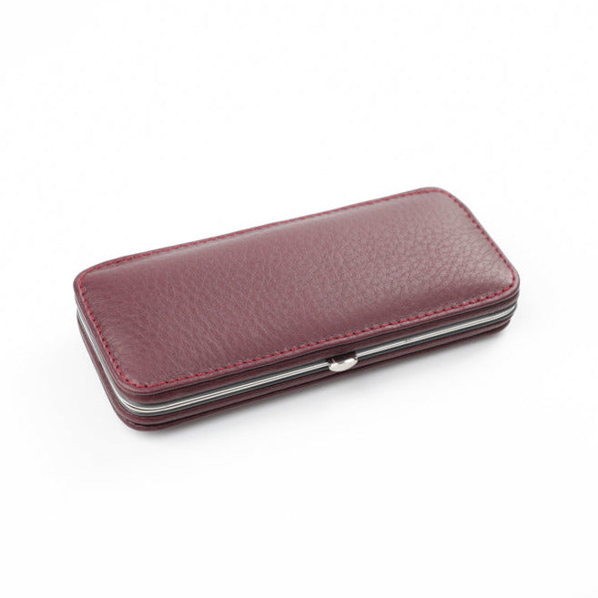 Elegantes, geschlossenes Maniküre-Set aus feinstem Leder in Marsala von F. Hammann. Hochwertige Verarbeitung und kompaktes Design für stilvolle Nagelpflege unterwegs.