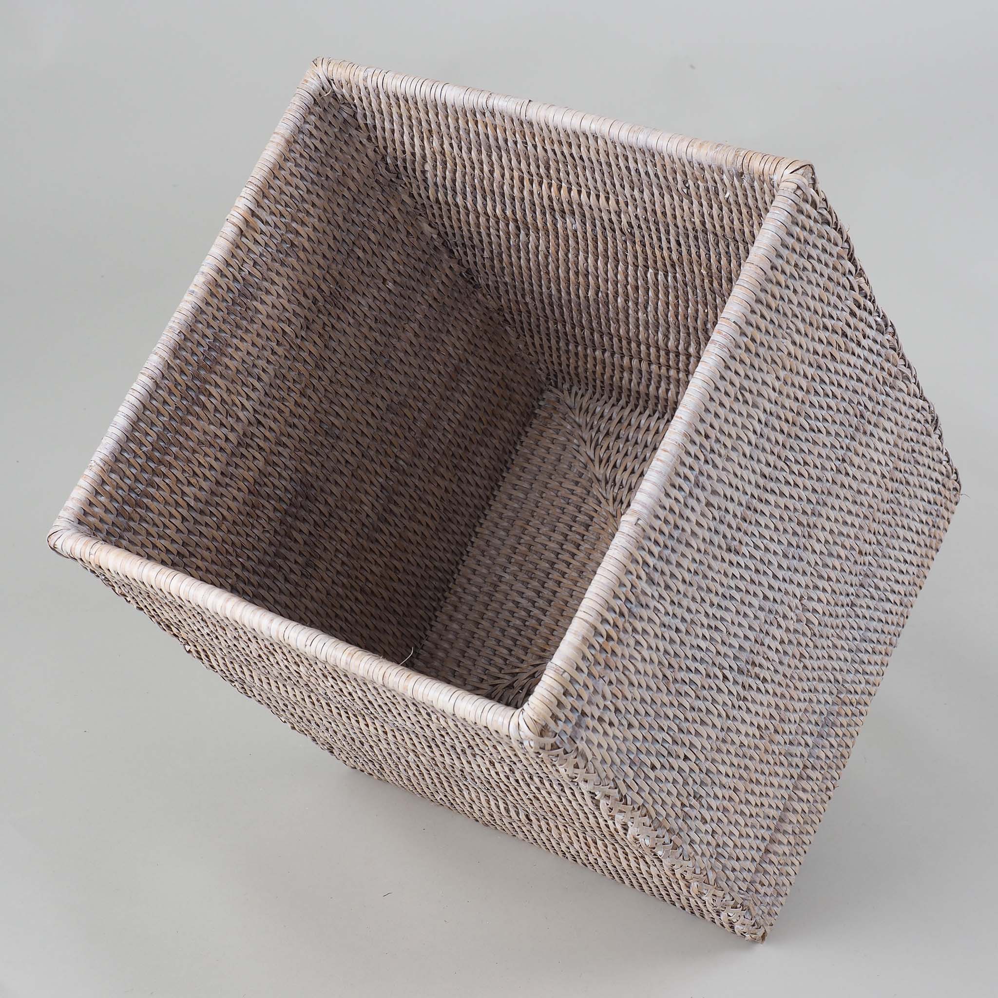 Eleganter Papierkorb in hellem Rattan-Design, langlebig und handgefertigt, perfekt für modernes und klassisches Ambiente, Decor Walther Basket, dasfeinebad

