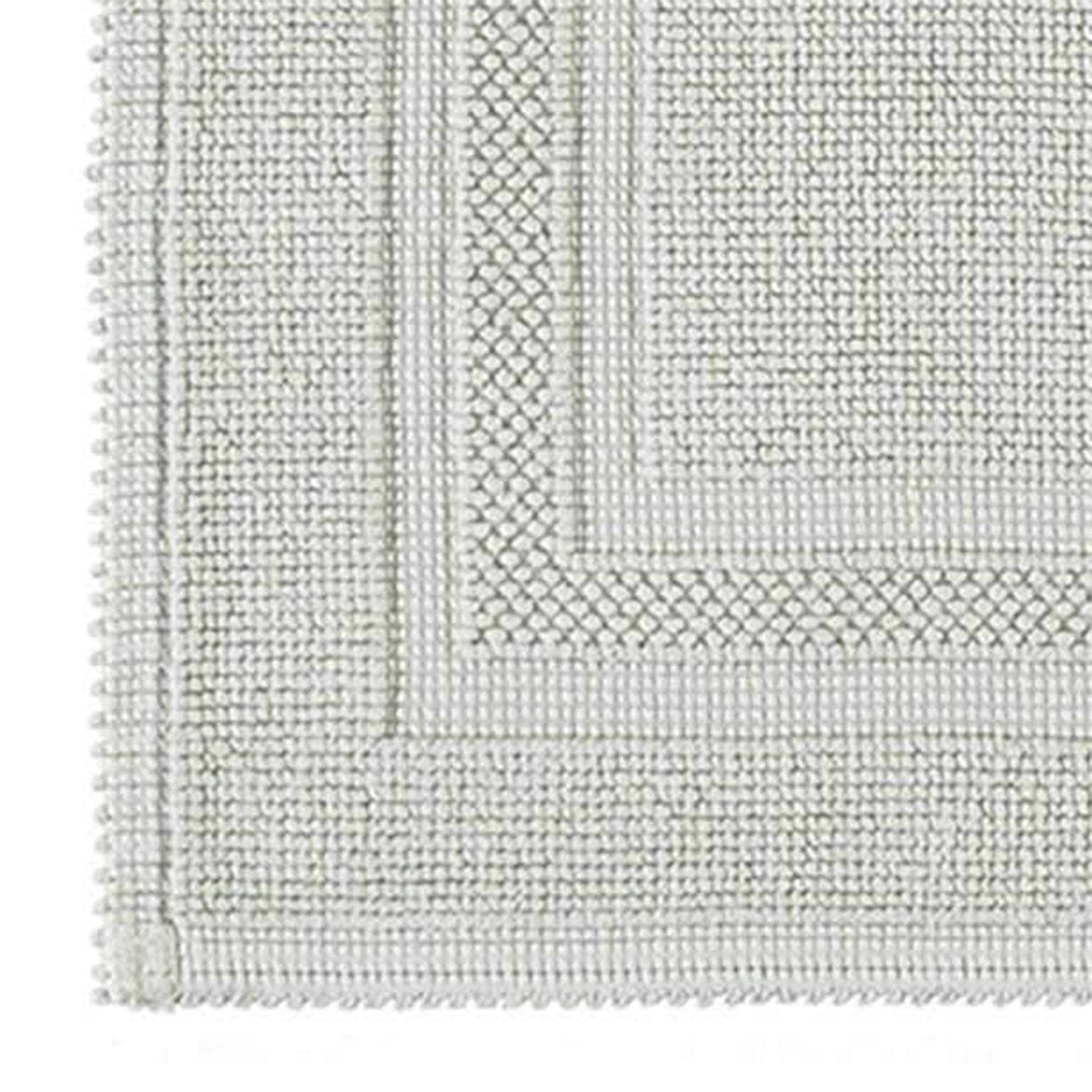 Nahaufnahme der gewebten Oberfläche des Rhomtuft GALA Badteppichs – hochwertige Baumwollqualität mit 1800 g/m² für angenehmes Trittgefühl