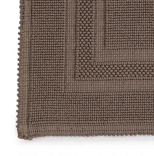 Nahaufnahme der gewebten Oberfläche des Rhomtuft GALA Badteppichs in der Farbe Taupe – hochwertige Baumwollqualität mit 1800 g/m² für angenehmes Trittgefühl