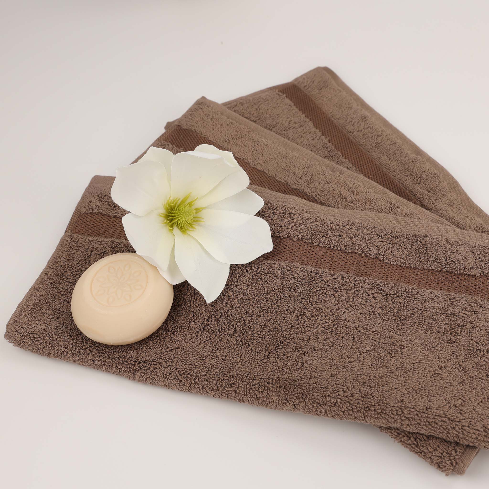 Gästehandtuch in Taupe-Ton von Rhomtuft – Frottierhandtuch 30x30 cm mit edler mercerisierter Borte