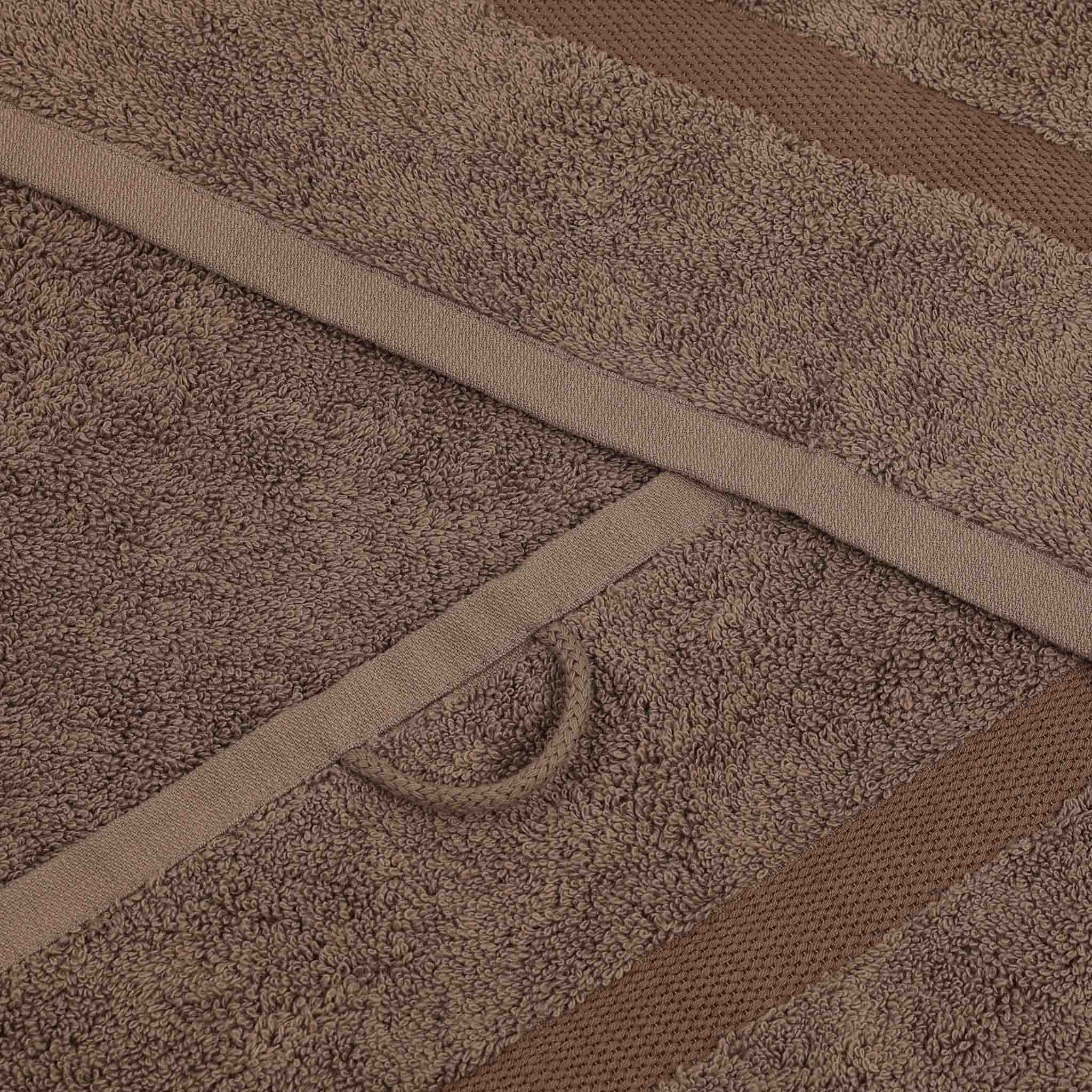 Klassisches Handtuch in Taupe aus 100 % Baumwolle – besonders flauschig, langlebig und elegant mit mercerisierter Borte