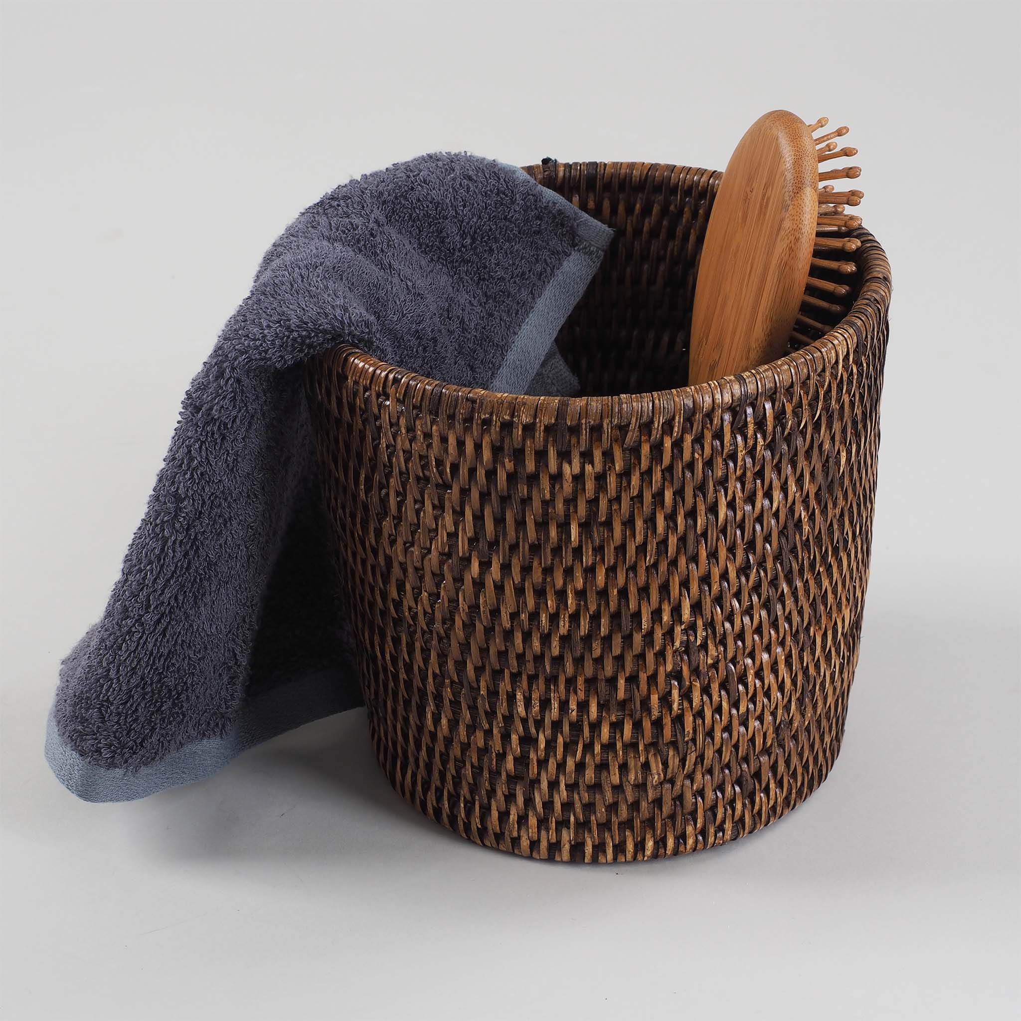Runder Papierkorb aus dunklem handgeflochtenem Rattan, ideal für modernes Badezimmerdesign, Decor Walther Basket Kollektion, dasfeinebad
