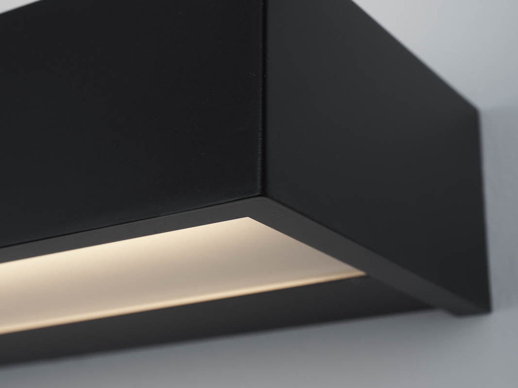 Kaufen Sie die Decor Walther Box 40 in Schwarz matt für ein Badezimmer, das Stil und Funktionalität mit bei dasfeinebad gefundenen Beleuchtung kombiniert.