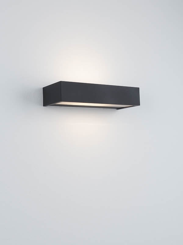 Die elegante und kraftvolle Beleuchtung der Decor Walther Box 25 in Schwarz matt, erhältlich bei dasfeinebad, hebt jedes Badezimmerdesign hervor.