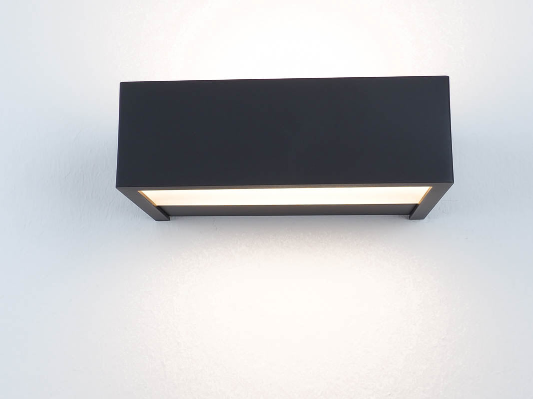 Entdecken Sie die Decor Walther Box 15 Badleuchte in edlem Schwarz matt bei dasfeinebad für ein minimalistisches Design, das sowohl elegant als auch funktional ist.