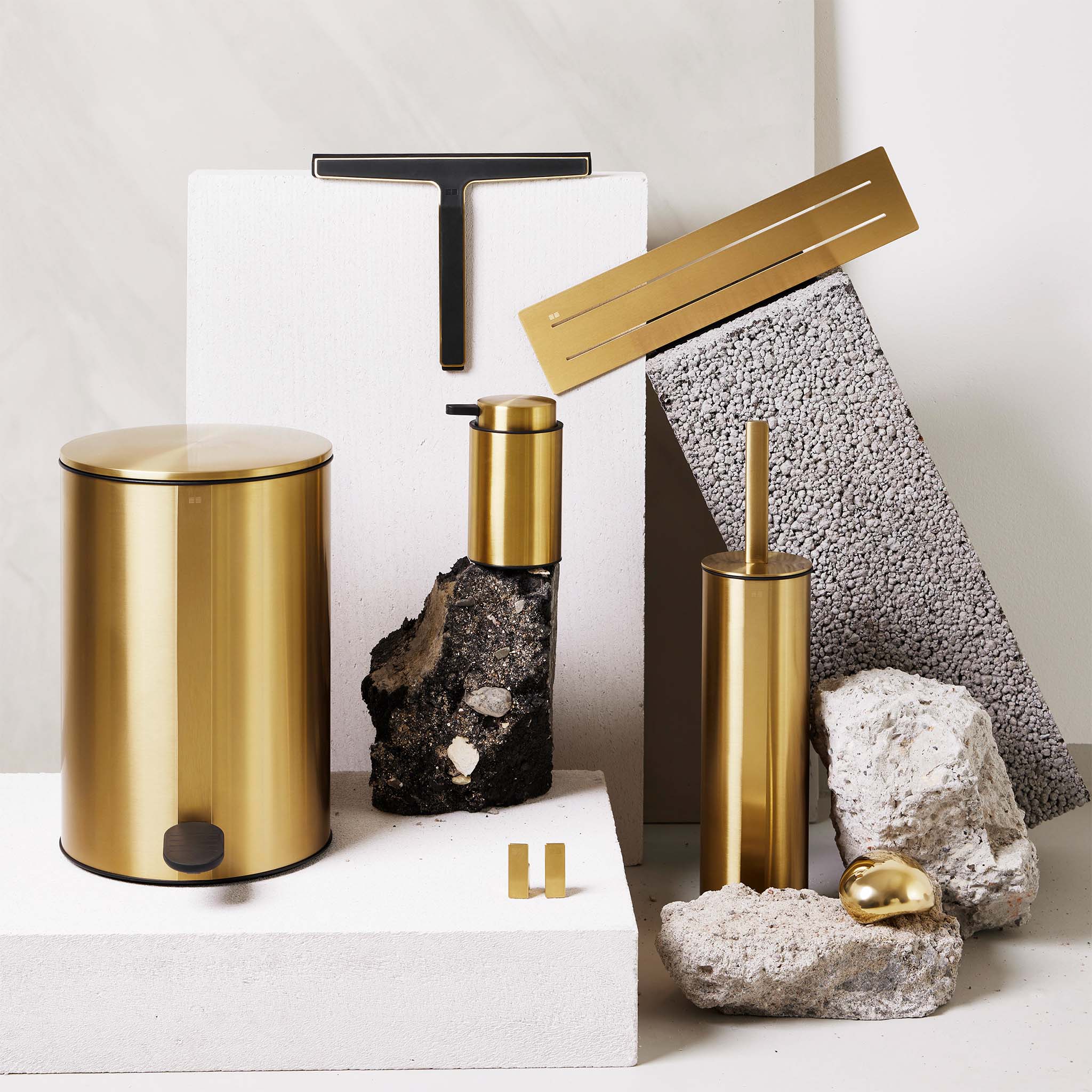 Luxuriöser Mülleimer in gebürstetem Gold mit leiser Schließfunktion – exklusives Badaccessoire für edle Einrichtungen.