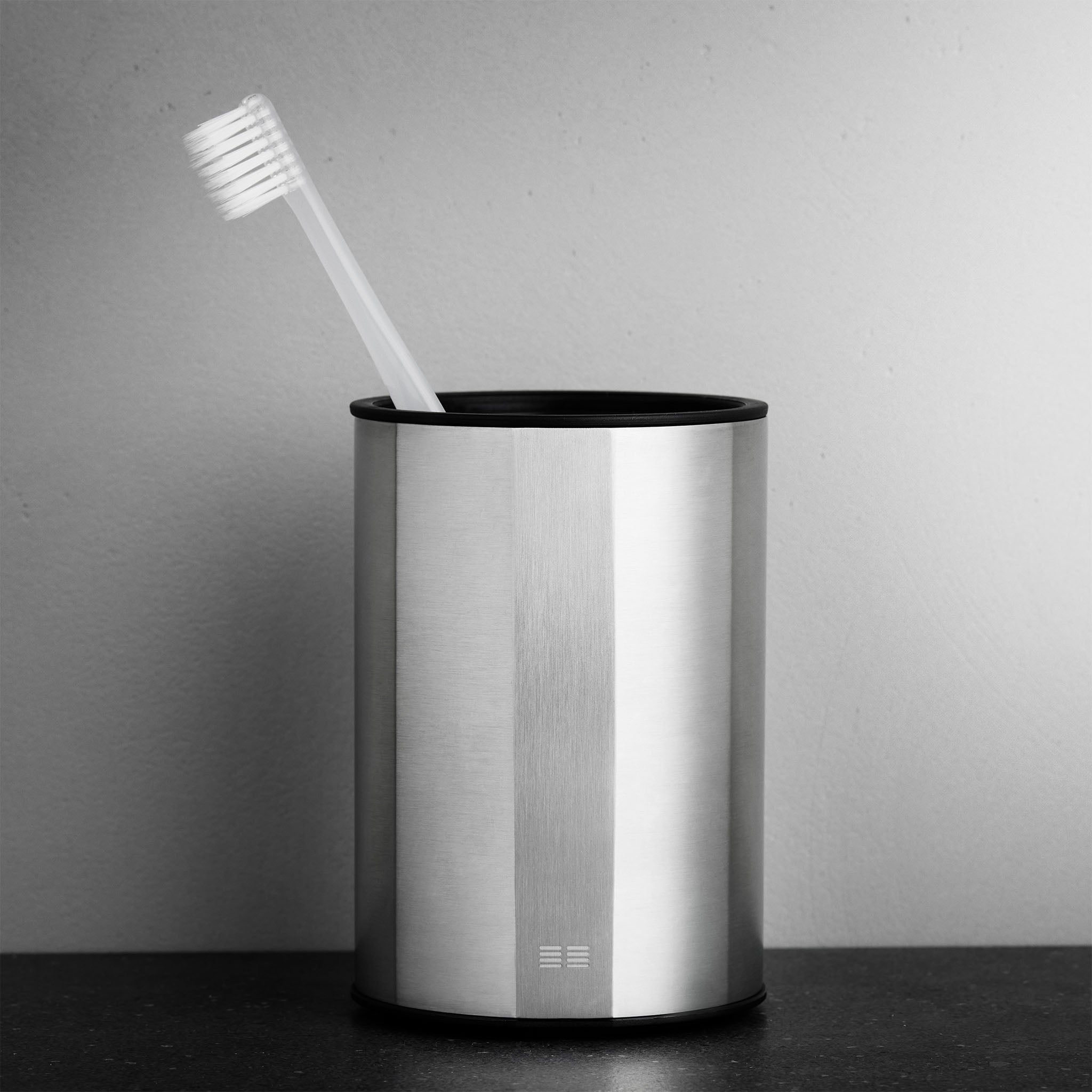 Hygienischer Zahnputzbecher aus gebürstetem Edelstahl mit herausnehmbarem Einsatz – stilvolles Badaccessoire für Zahnbürsten und Zahnpasta.