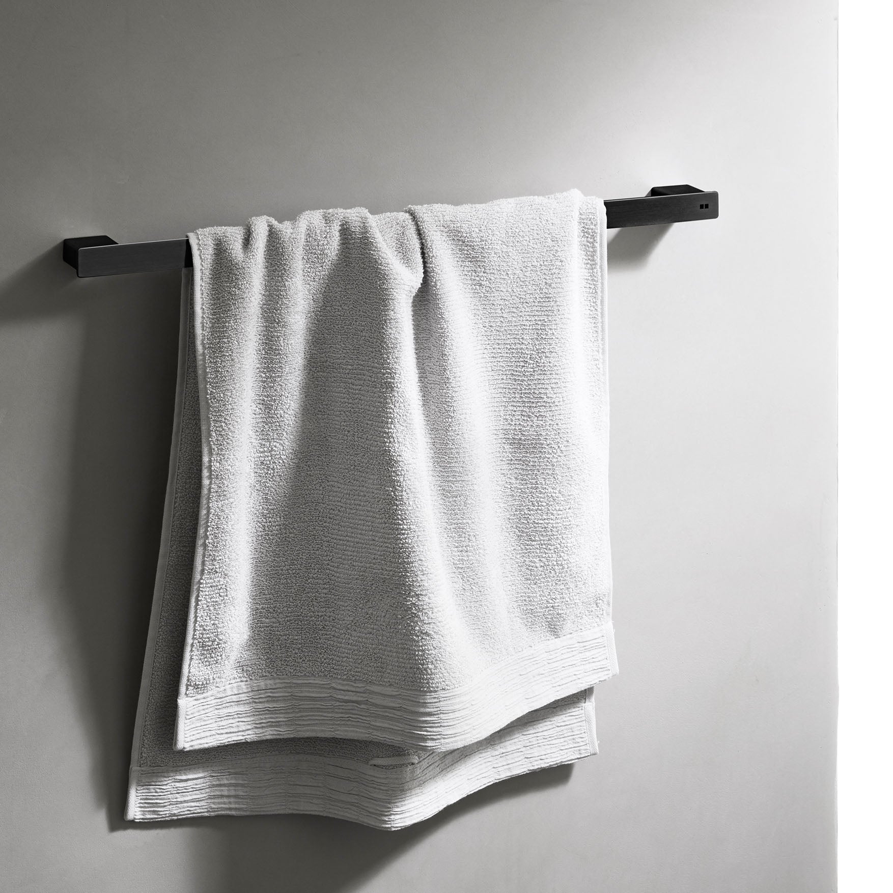 Moderne Handtuchstange in gebürstetem Schwarz – minimalistischer Handtuchhalter für stilvolle Badezimmer.