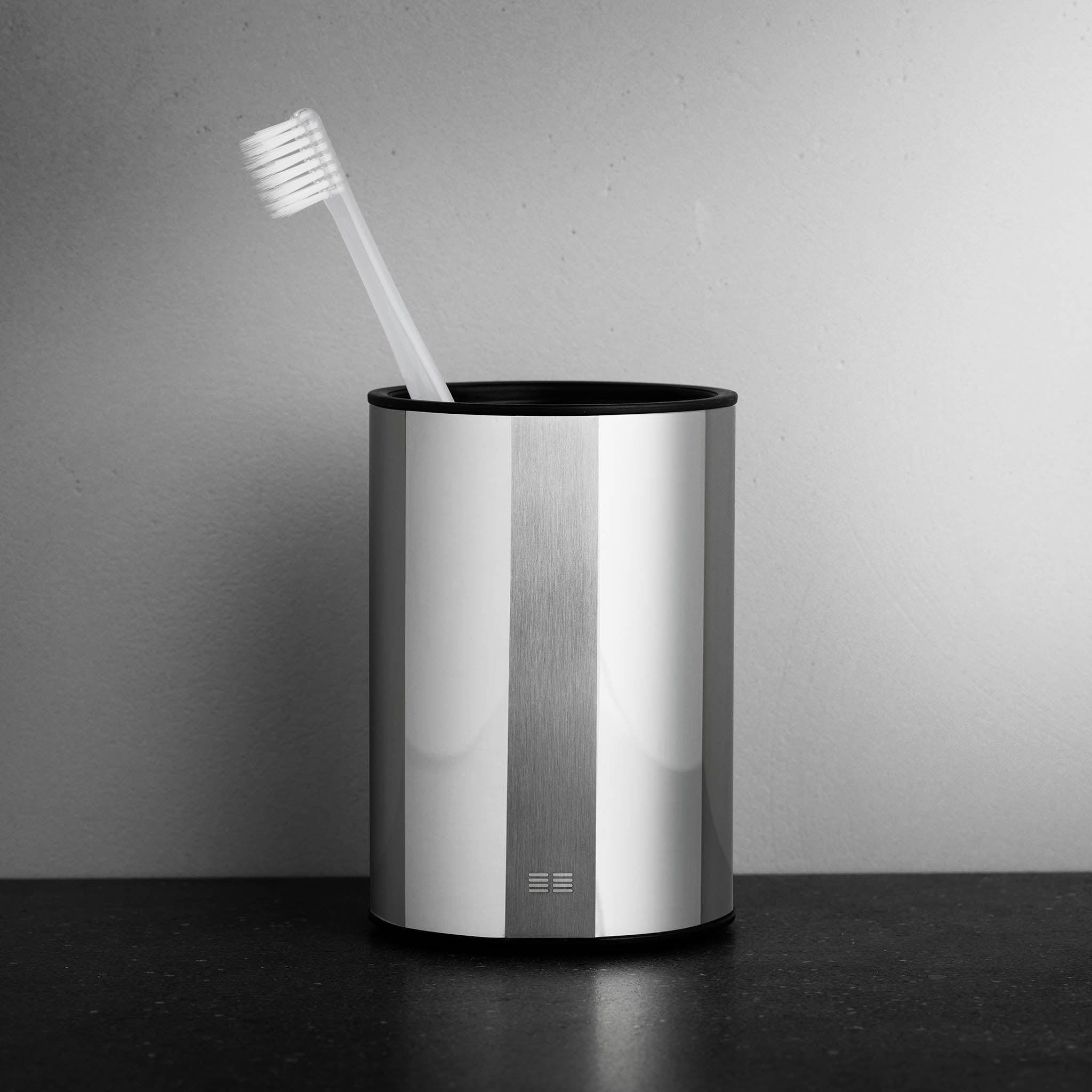 Glänzender Becher aus poliertem Edelstahl für Zahnbürsten und Zahnpasta – eleganter Organizer im Badezimmer