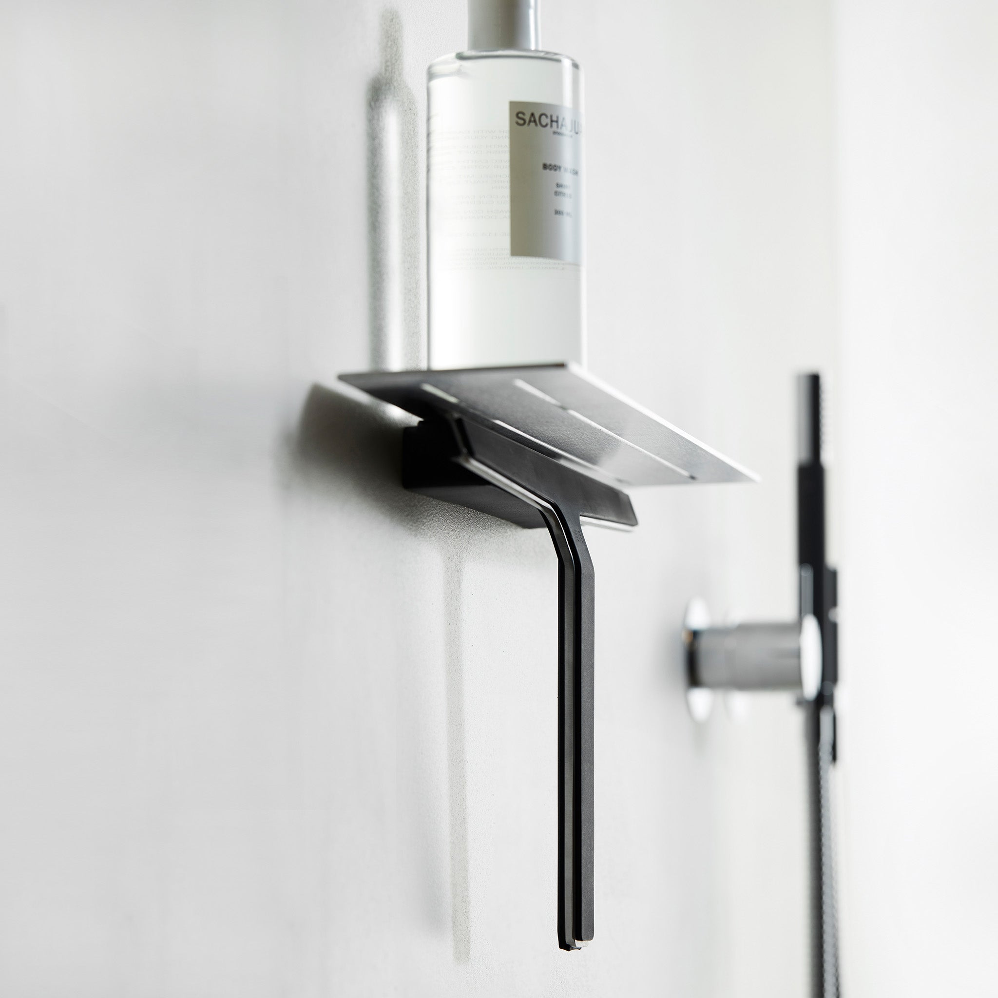Elegantes Set aus polierter Edelstahl-Duschablage mit integriertem Glasabzieher – stilvolle Lösung für moderne Badezimmer.