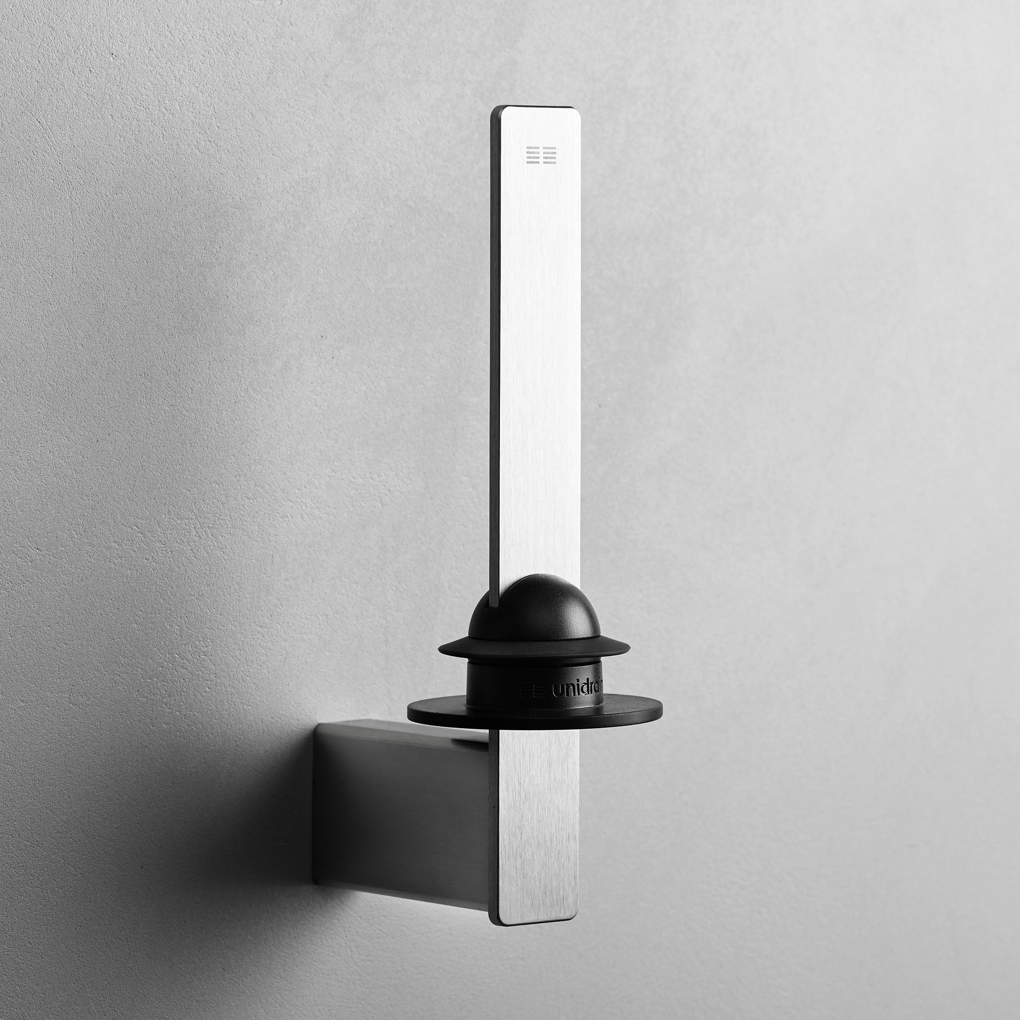 Minimalistischer Ersatzrollenhalter aus gebürstetem Edelstahl – eleganter Toilettenpapierhalter für moderne Badezimmer.