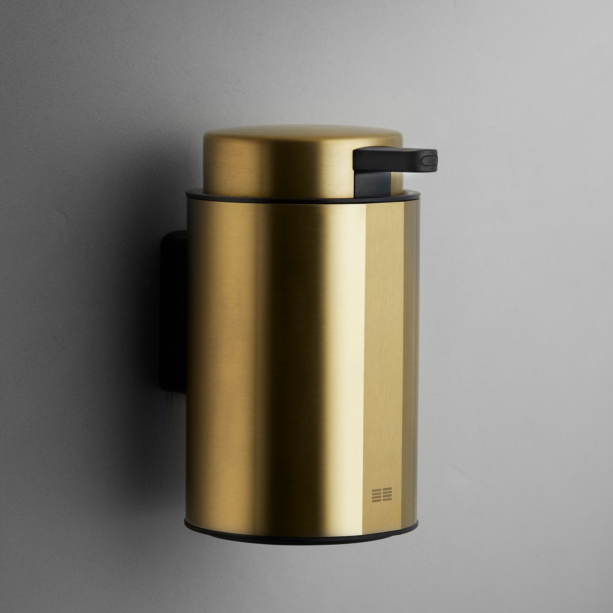 Luxuriöser Wandseifenspender in gebürstetem Gold – edles Accessoire für exklusive Bäder