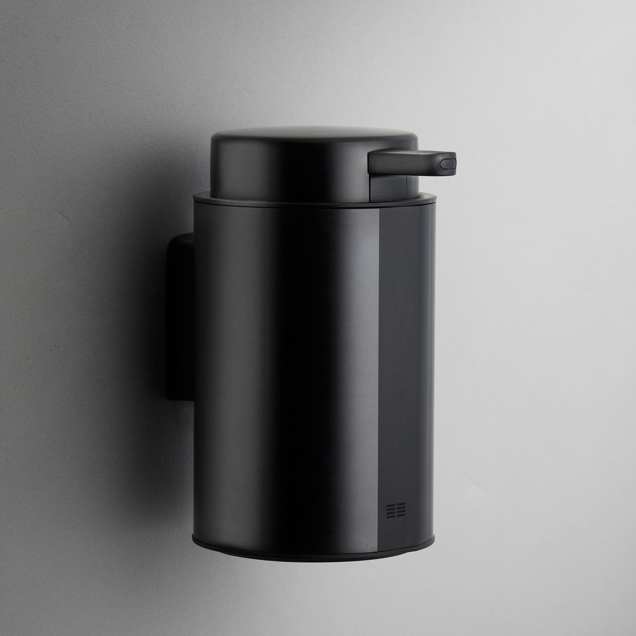 Moderner Wandseifenspender in gebürstetem Schwarz – minimalistisches Accessoire für zeitgemäße Badezimmer.