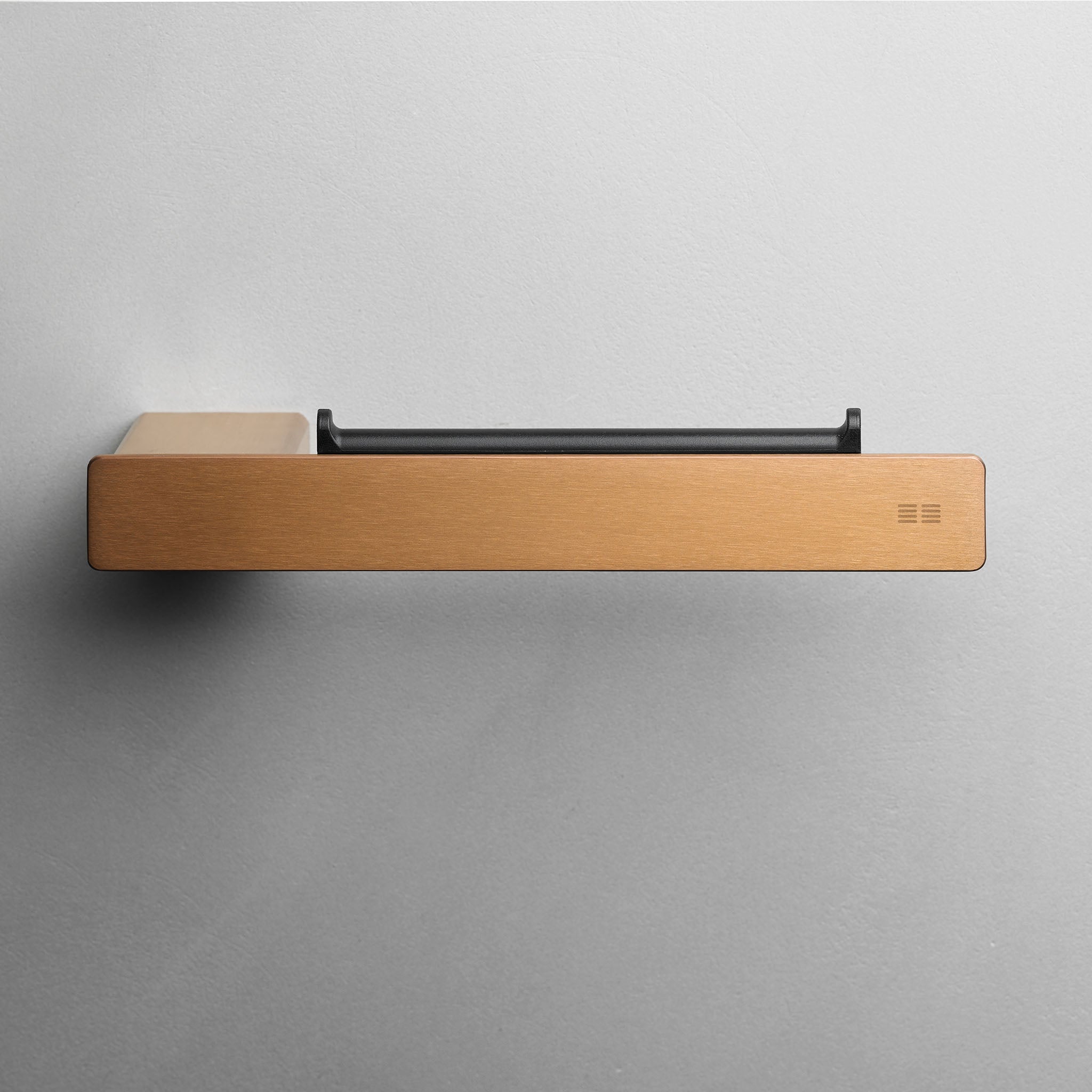 Design-WC-Rollenhalter in gebürstetem Kupfer – hochwertiges Badaccessoire mit flexibler Montagemöglichkeit.