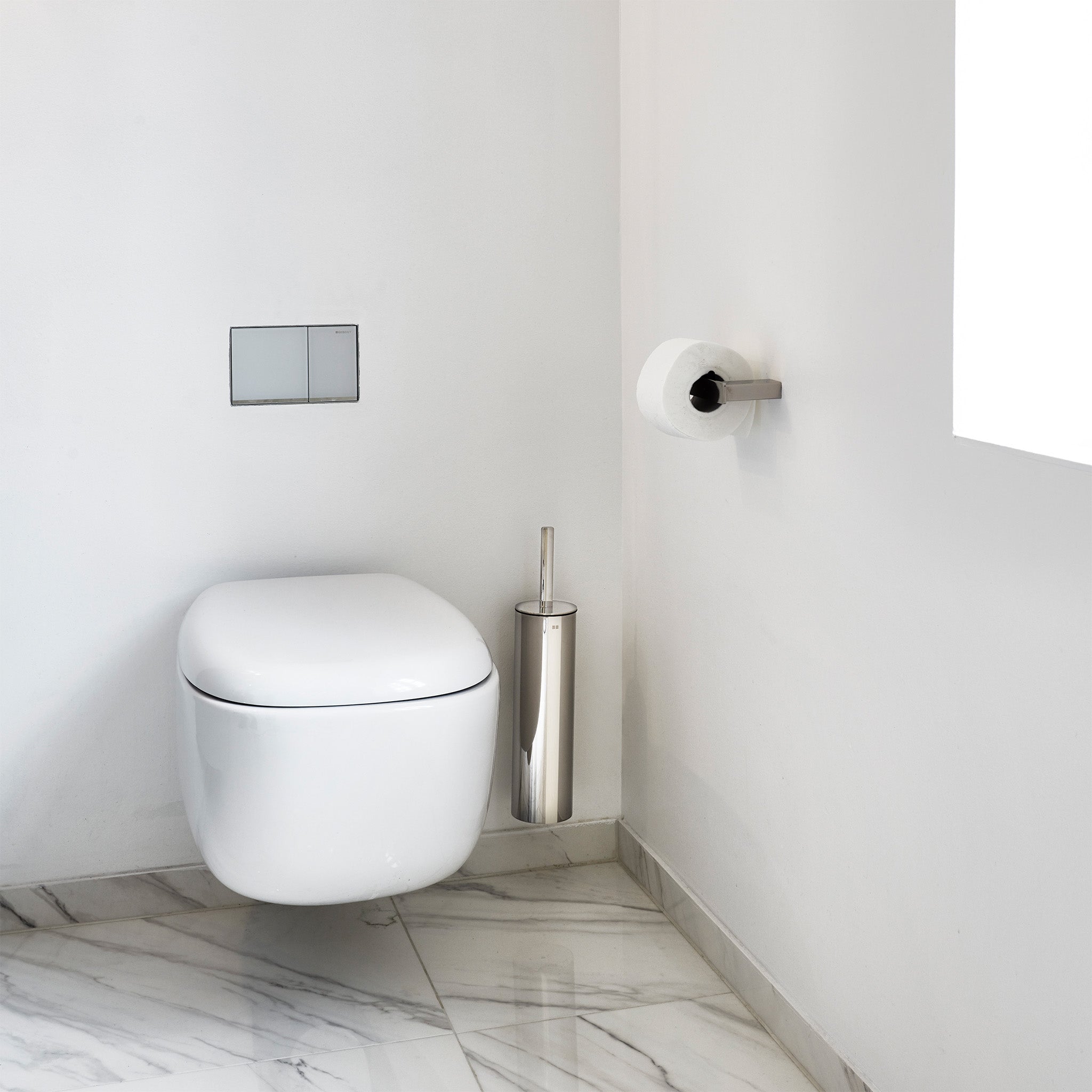 Glänzender WC-Rollenhalter aus poliertem Edelstahl – beidseitig montierbar und perfekt für moderne Badezimmer.
