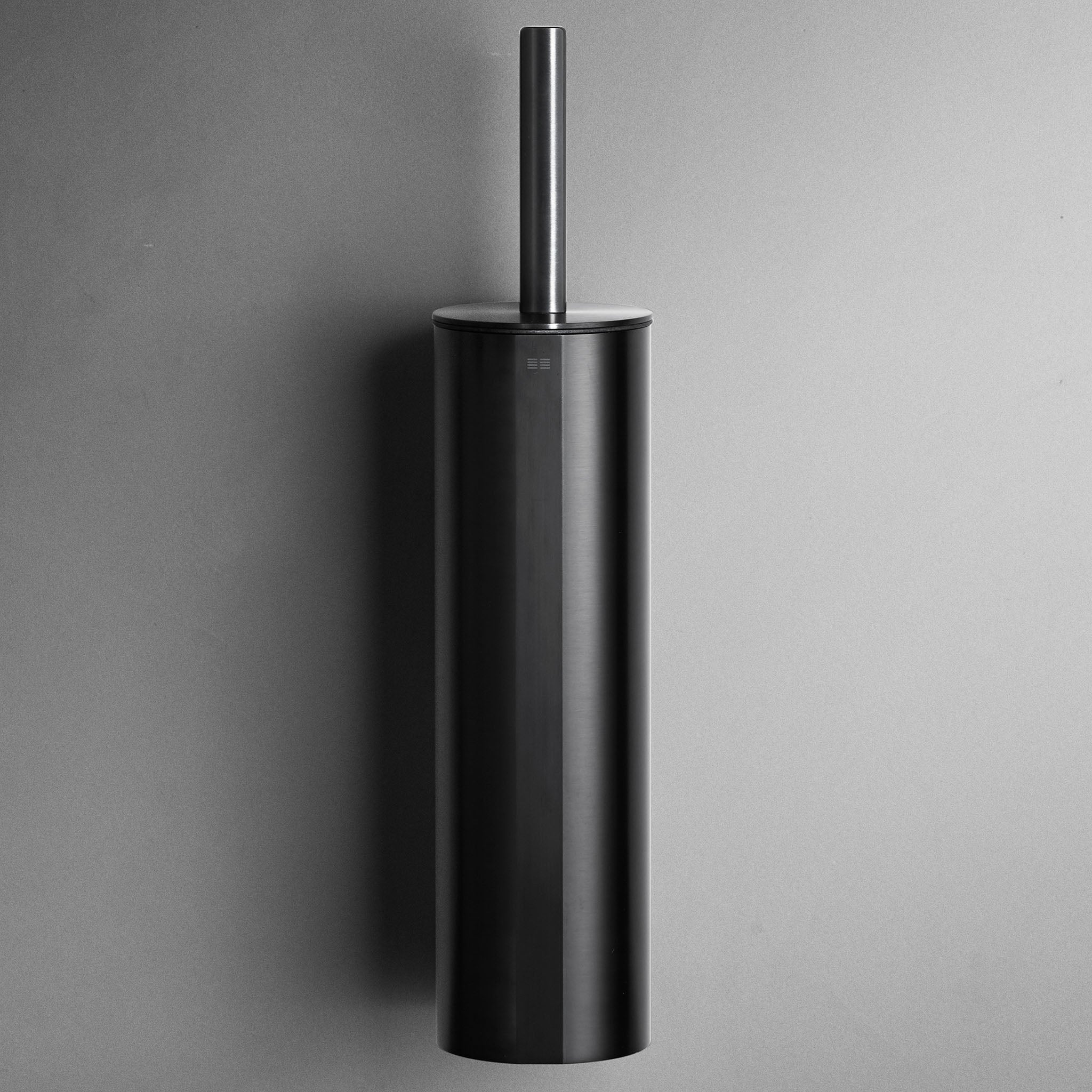 Moderne WC-Bürstengarnitur in gebürstetem Schwarz mit Wandhalterung – minimalistisches Design für elegante Badezimmer.
