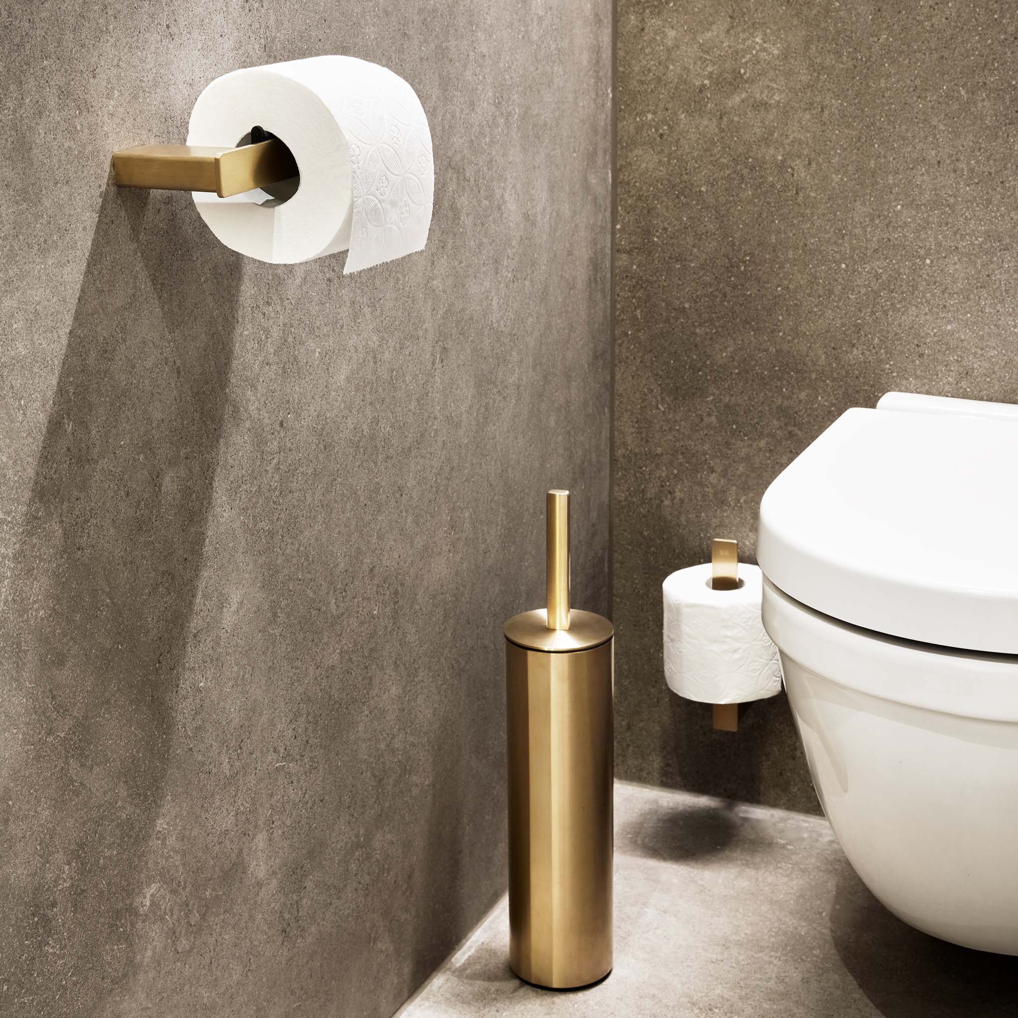 Luxuriöse WC-Bürstengarnitur in gebürstetem Gold mit austauschbarem Bürstenkopf – exklusives Accessoire für edle Bäder.