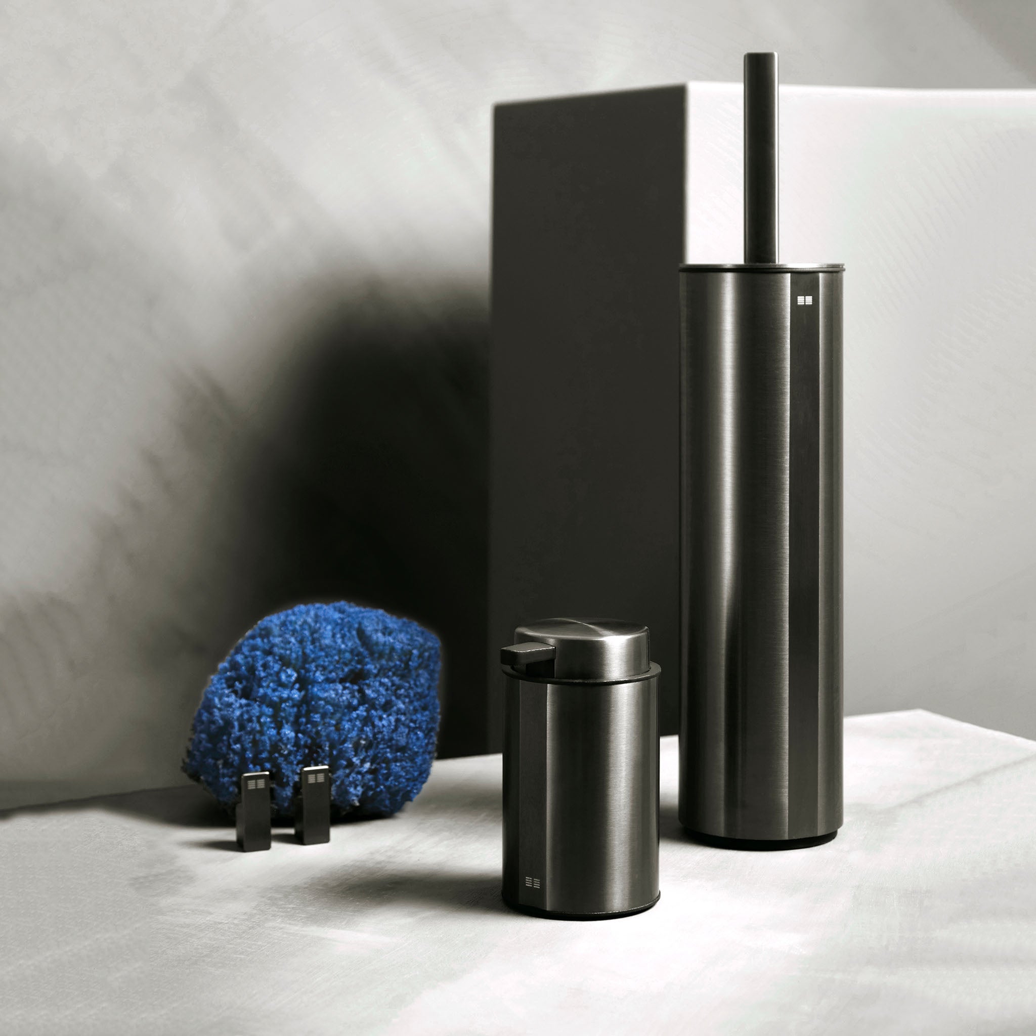 Moderne WC-Bürste in gebürstetem Schwarz mit hygienischem Innenbehälter – minimalistisches Wandaccessoire für stilvolle Badezimmer.