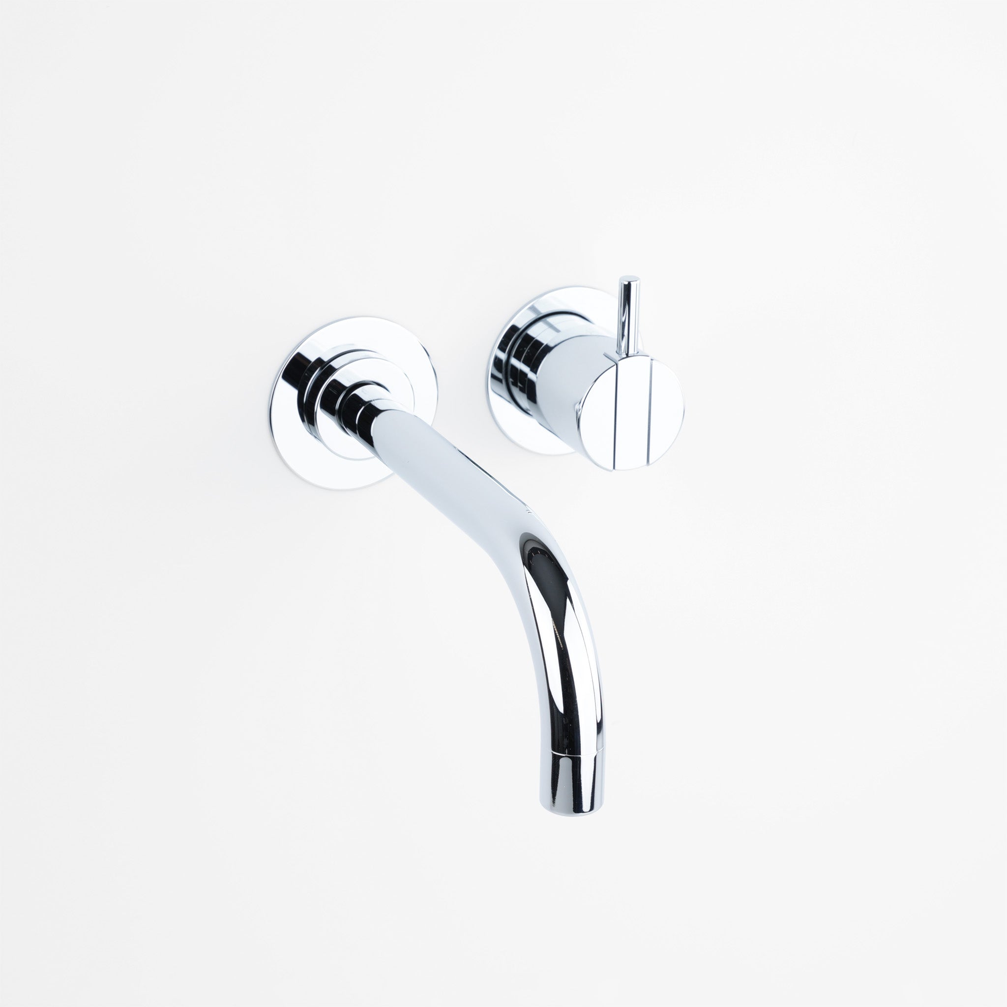 Vola Wandarmatur 121X Chrom mit Griff rechts und extra langem Auslauf 225 mm, klassisches Vola Design.