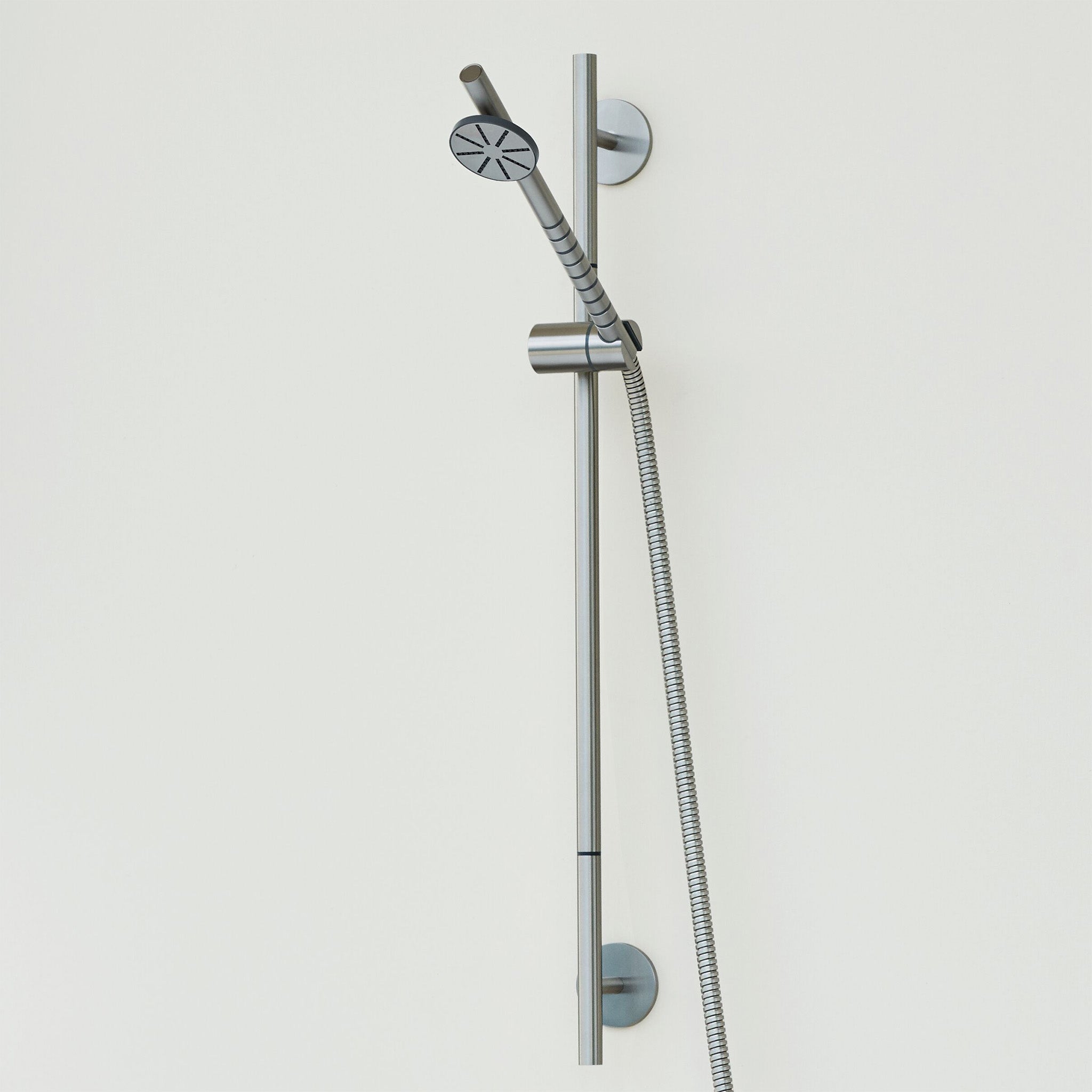 Vola Brauseset T65 in Edelstahl gebürstet – langlebiges Duschset aus massivem Edelstahl mit seidenmatter Oberfläche.