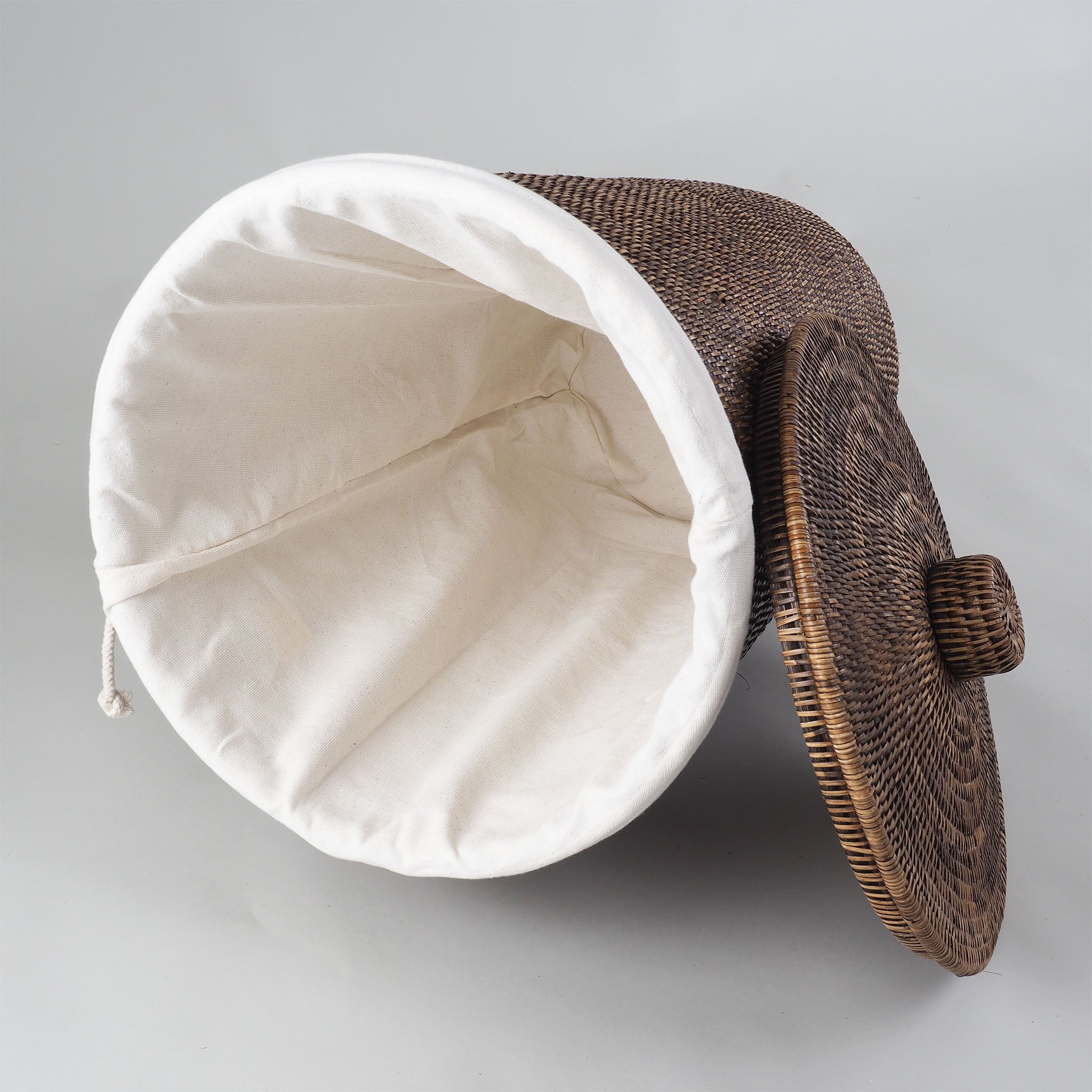 Dunkler Wäschebehälter aus Rattan Bambus mit herausnehmbarem Wäschesack, perfekt für modernes Badezimmerdesign, Decor Walther Basket, dasfeinebad
