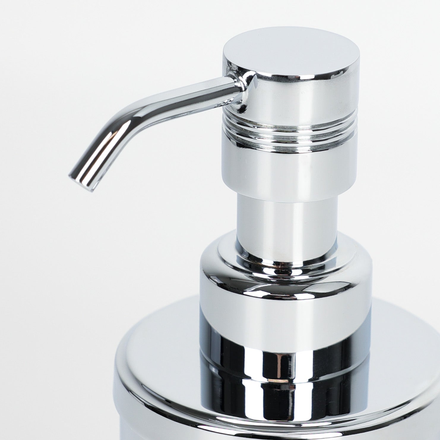 Windisch Seifenspender Classic, Chrom Zylinder, zeitloses Design für Bad, Gäste-WC oder Küche, Detailansicht