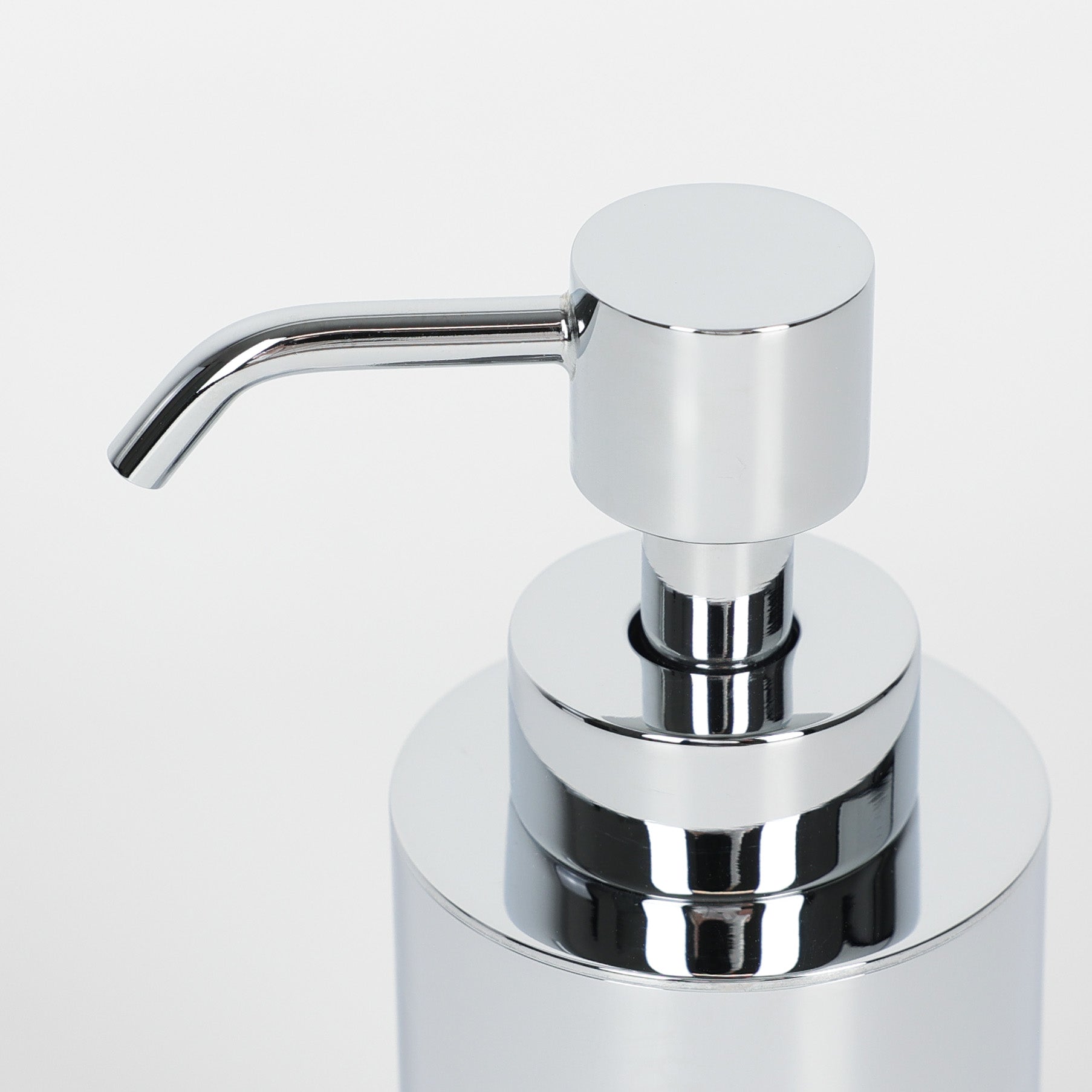 Mini Seifenspender von Windisch aus Barcelona, Messing verchromt, puristisches Design für jeden Einrichtungsstil, Detailansicht des Pumpenkopfs