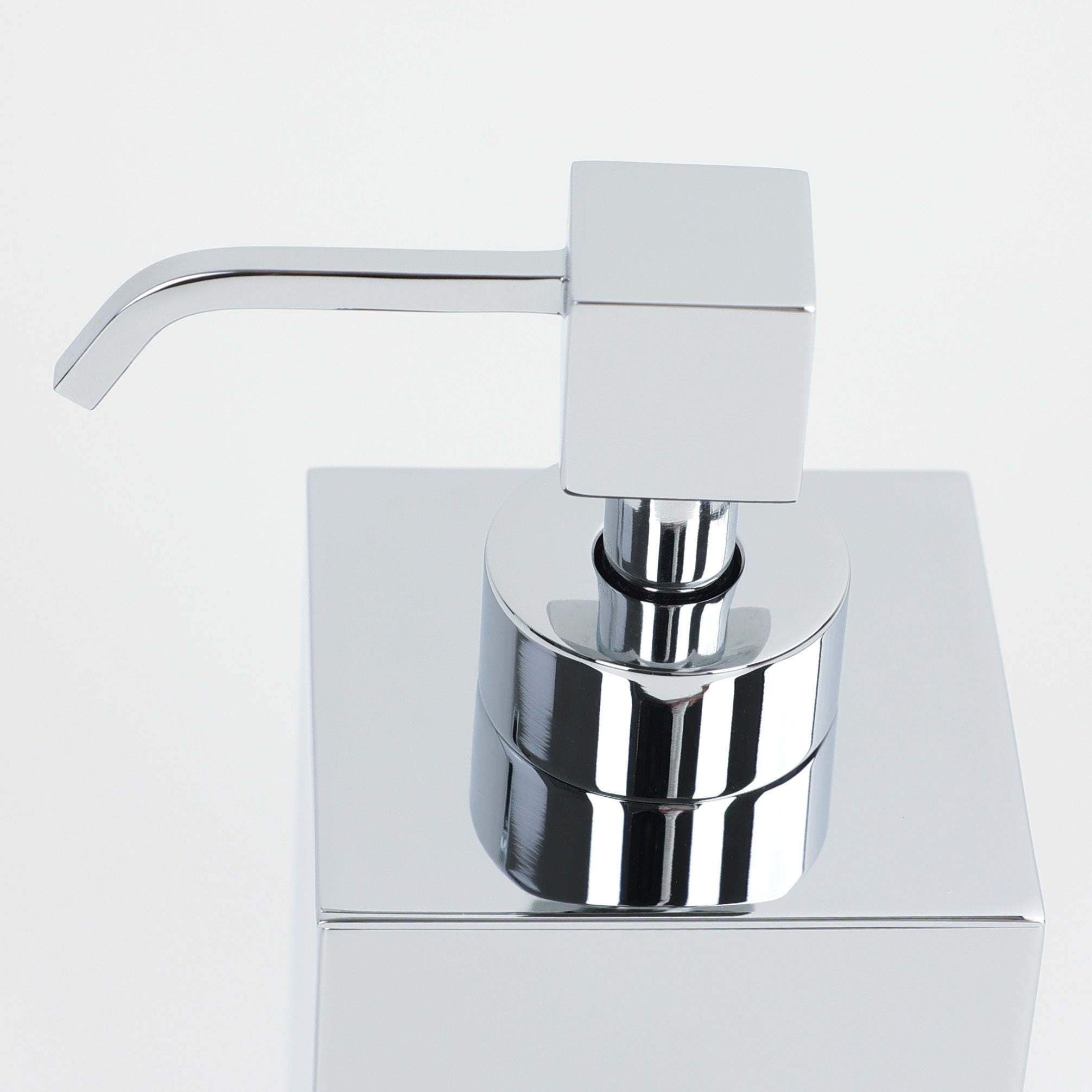Quaderförmiger Seifenspender von Windisch aus Barcelona in Chrom mit quadratischer Tülle, Detailansicht des Pumpenkopfes