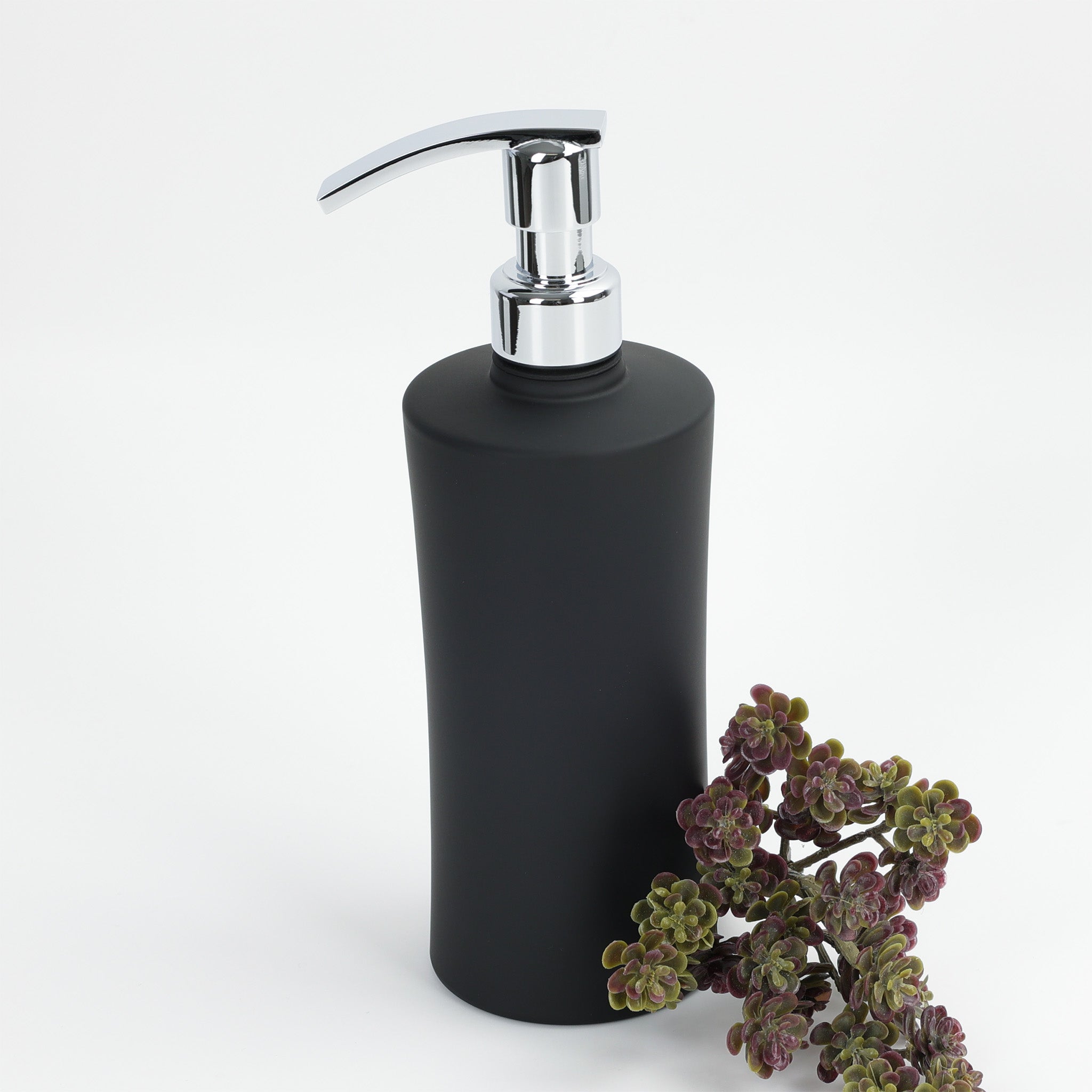 Kristallglas Seifenspender in Schwarz Matt mit Chromkopf, Ansicht mit Deko, feines Design aus Spanien