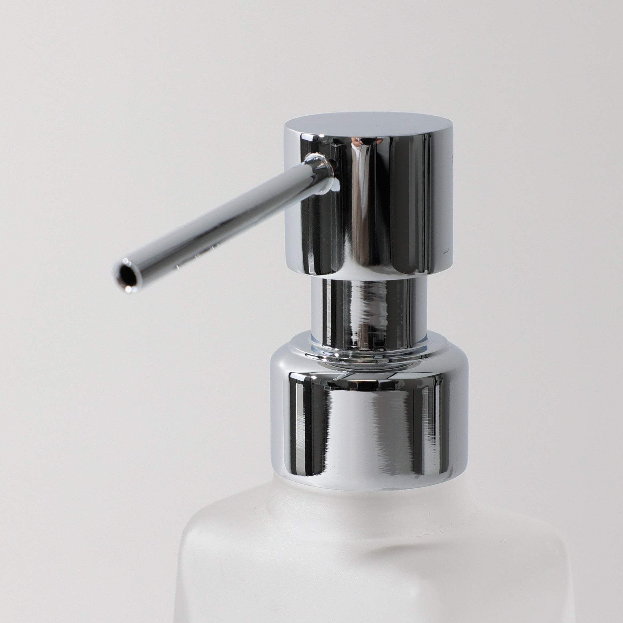 Windisch Seifenspender, satiniertes Glas, verchomter Pumpenkopf, eckig-konische Behälterform, Detailansicht