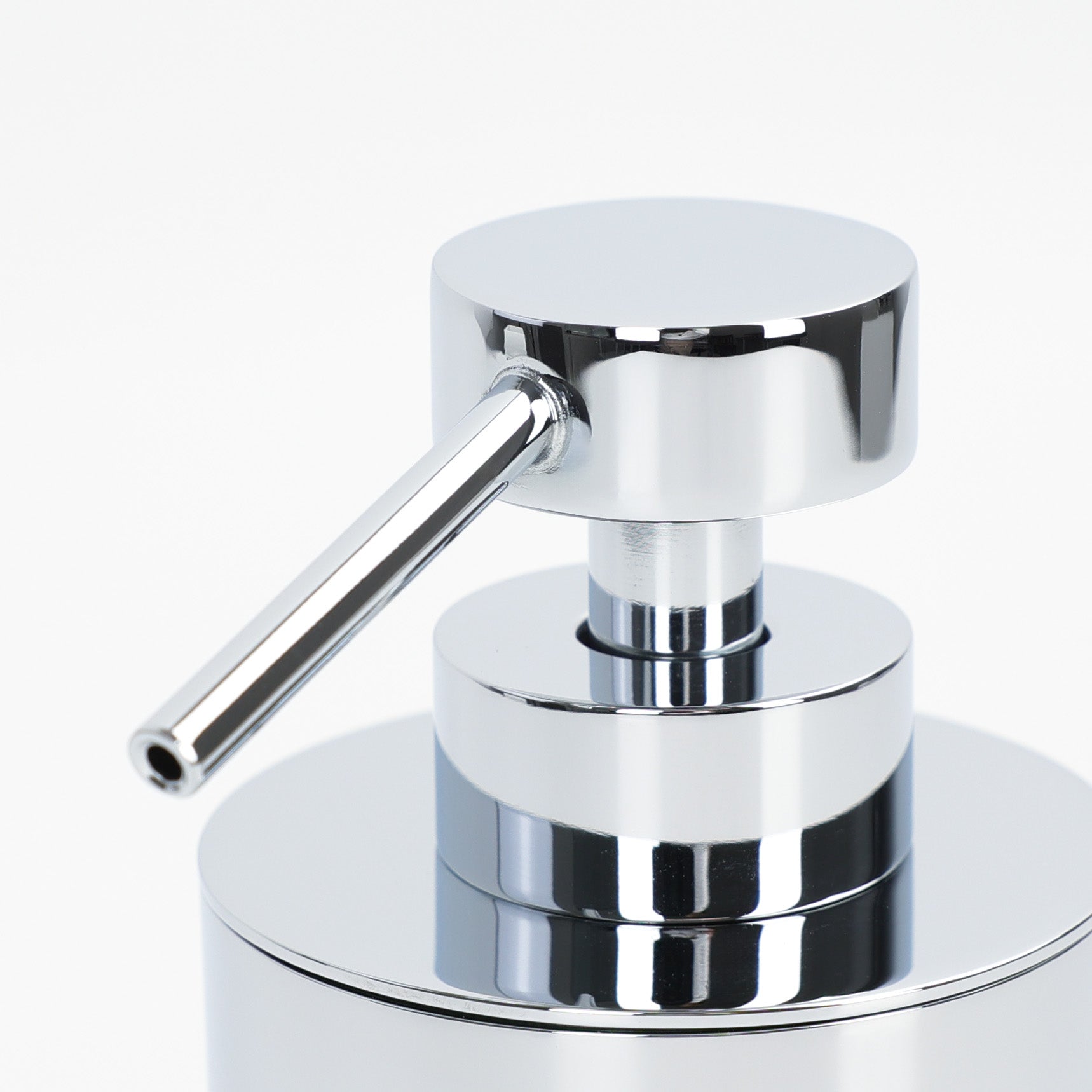 Seifenspender 90416CR von Windisch aus Barcelona, elegantes Design mit zeiloser Linienführung, hochwertiges Messing verchromt, Detailansicht des Pumpenkopfes